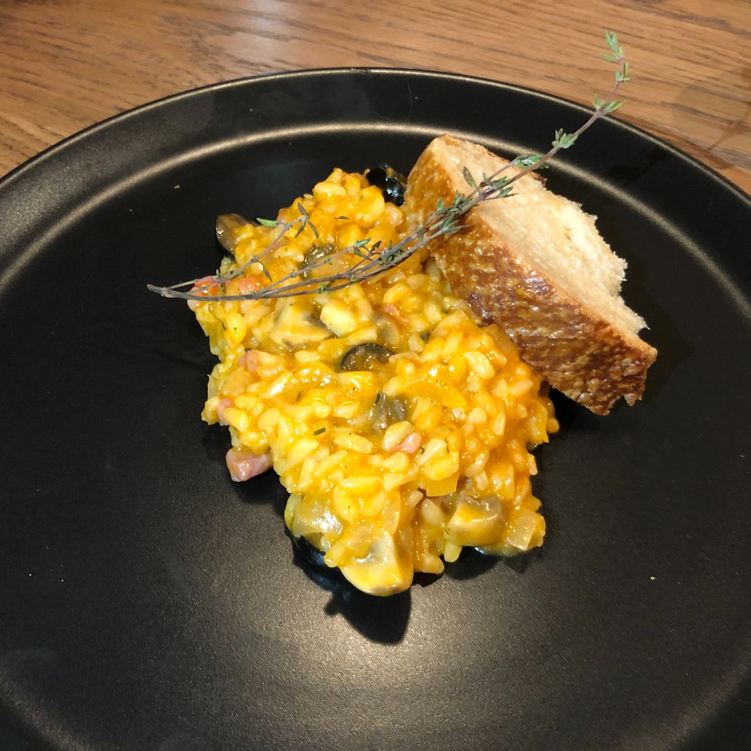 Tomatisierter Thymian-Risotto mit Oliven und Speck