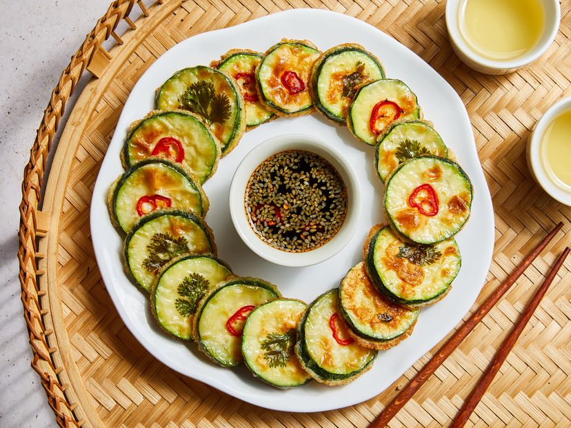 Koreanische gebratene Zucchini-Taler (aehobak-jeon)