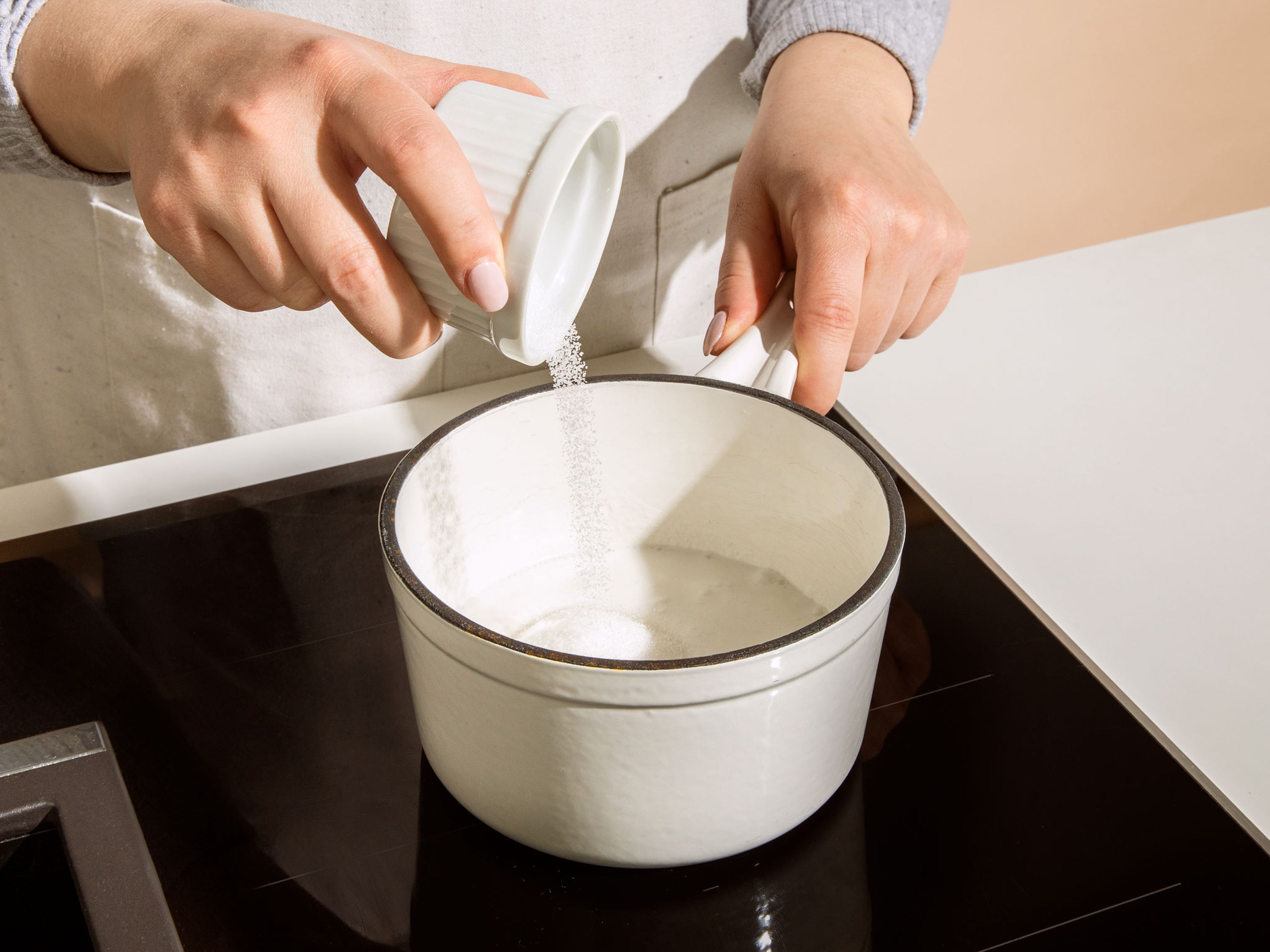 In der Zwischenzeit die Kokosmilch mit dem Zucker und dem Salz in einem kleinen Topf erhitzen und unter Rühren  3-4 Min. köcheln lassen. Anschließend 100 ml zum Garnieren abnehmen.