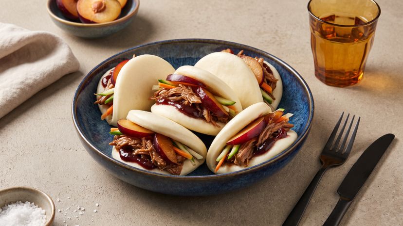 Herzhafte Bao Buns mit zart geschmorter Ente und fruchtiger Pflaumensoße