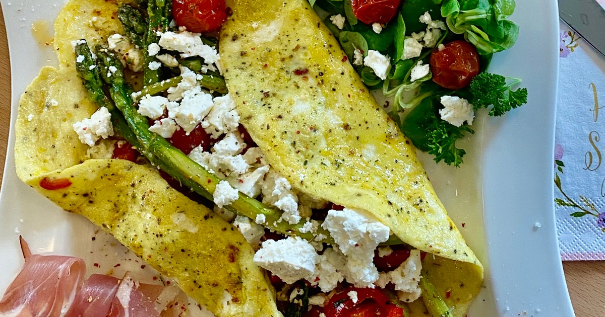 Omelett mit grünem Spargel, Tomate und Feta, Salat | Rezept | Kitchen ...