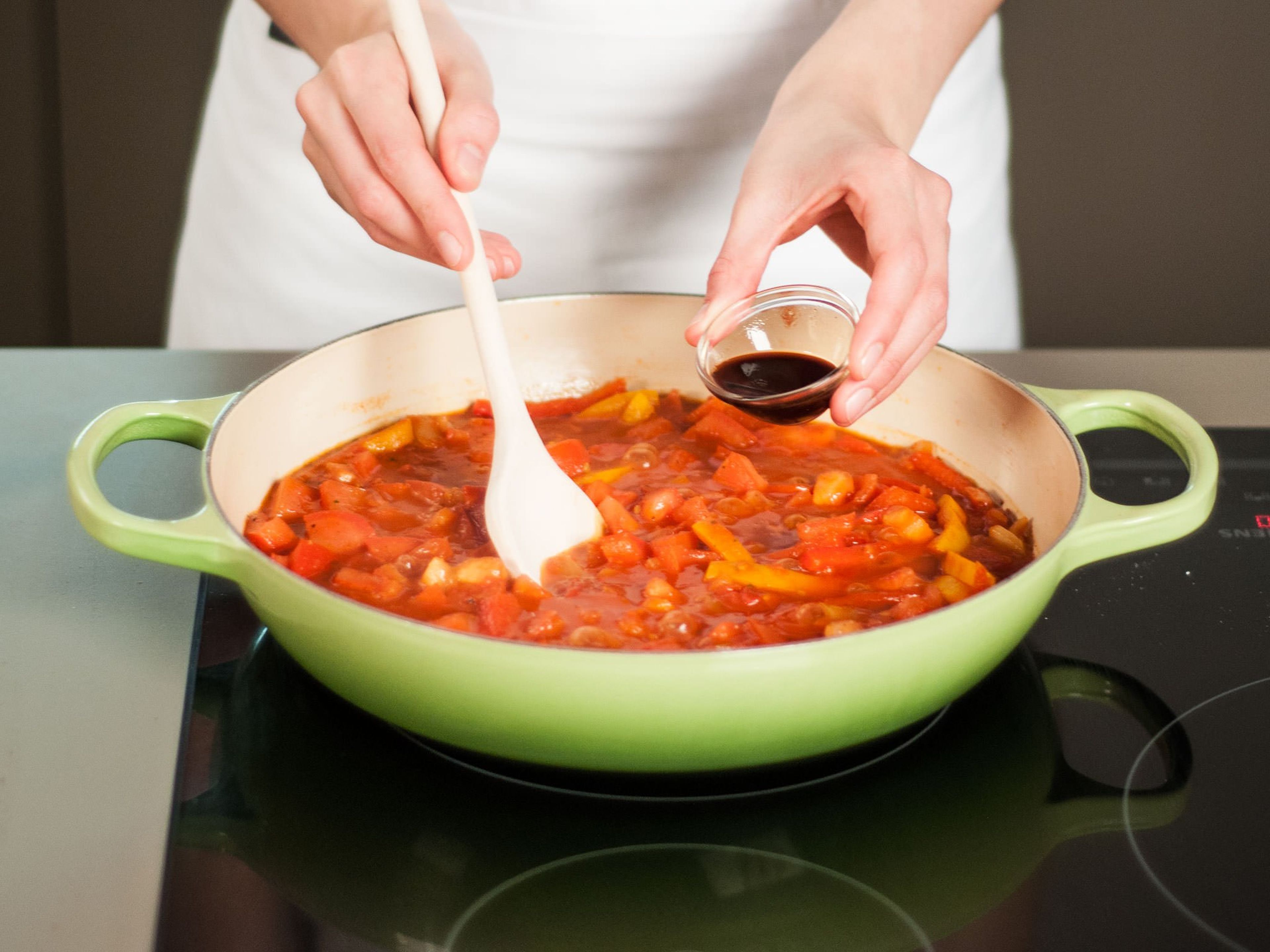 Frische und stückige Tomaten in die Pfanne geben und mit einem Kochlöffel leicht zerdrücken. Gemüsebrühe hinzufügen und bei mittlerer Hitze ca. 20 Min. köcheln lassen, gelegentlich umrühren. Worcestershiresauce einrühren und mit Salz und Pfeffer abschmecken.