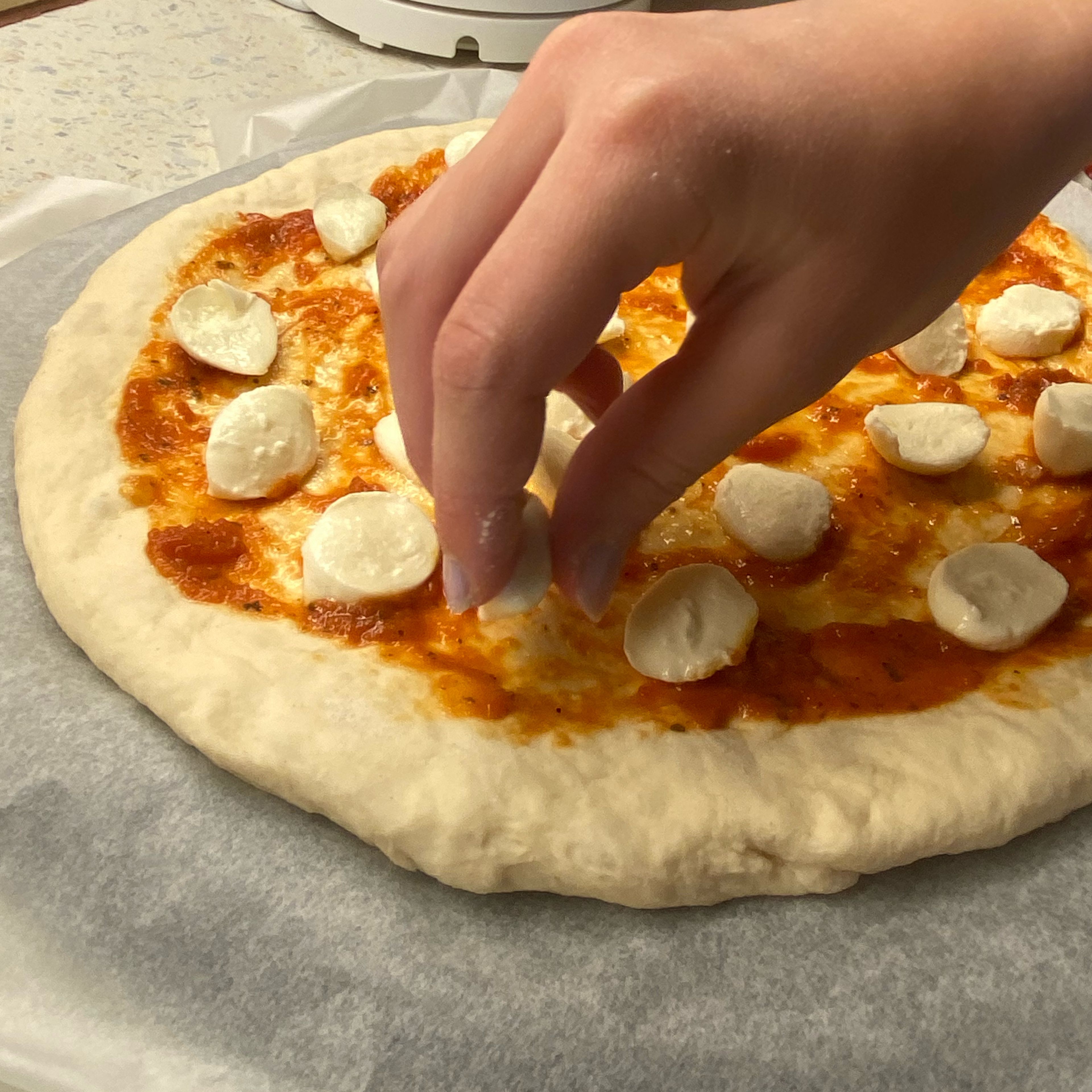 Im warmen Raum den Teig ca 1 Stunde gehen lassen. Währenddessen die Zwiebel mit Kräutersalz und Tomaten vermischen. Wenn der Teig schön aufgegangen ist, diesen beliebig groß ausrollen und mit dem Tomaten-Gemisch bestreichen. Mit Mozzarella und mit nudelig geschnittenen Bärlauch belegen.Bei 190•C im vorgeheizten Backrohr backen