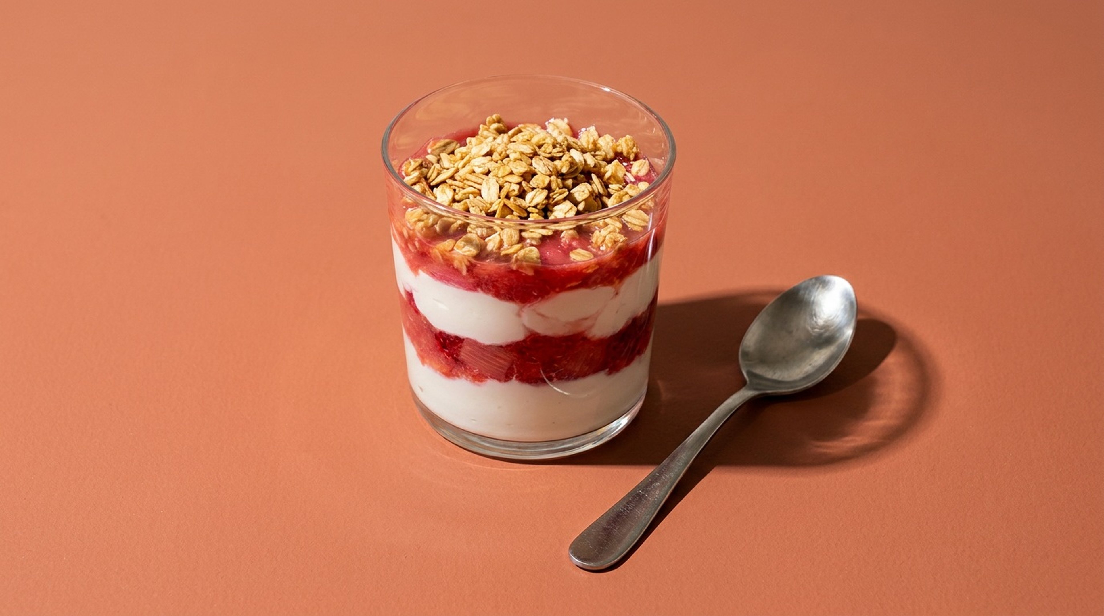 Gönn dir ein cremiges Frühstücksparfait mit Rhabarber und frischen Erdbeeren
