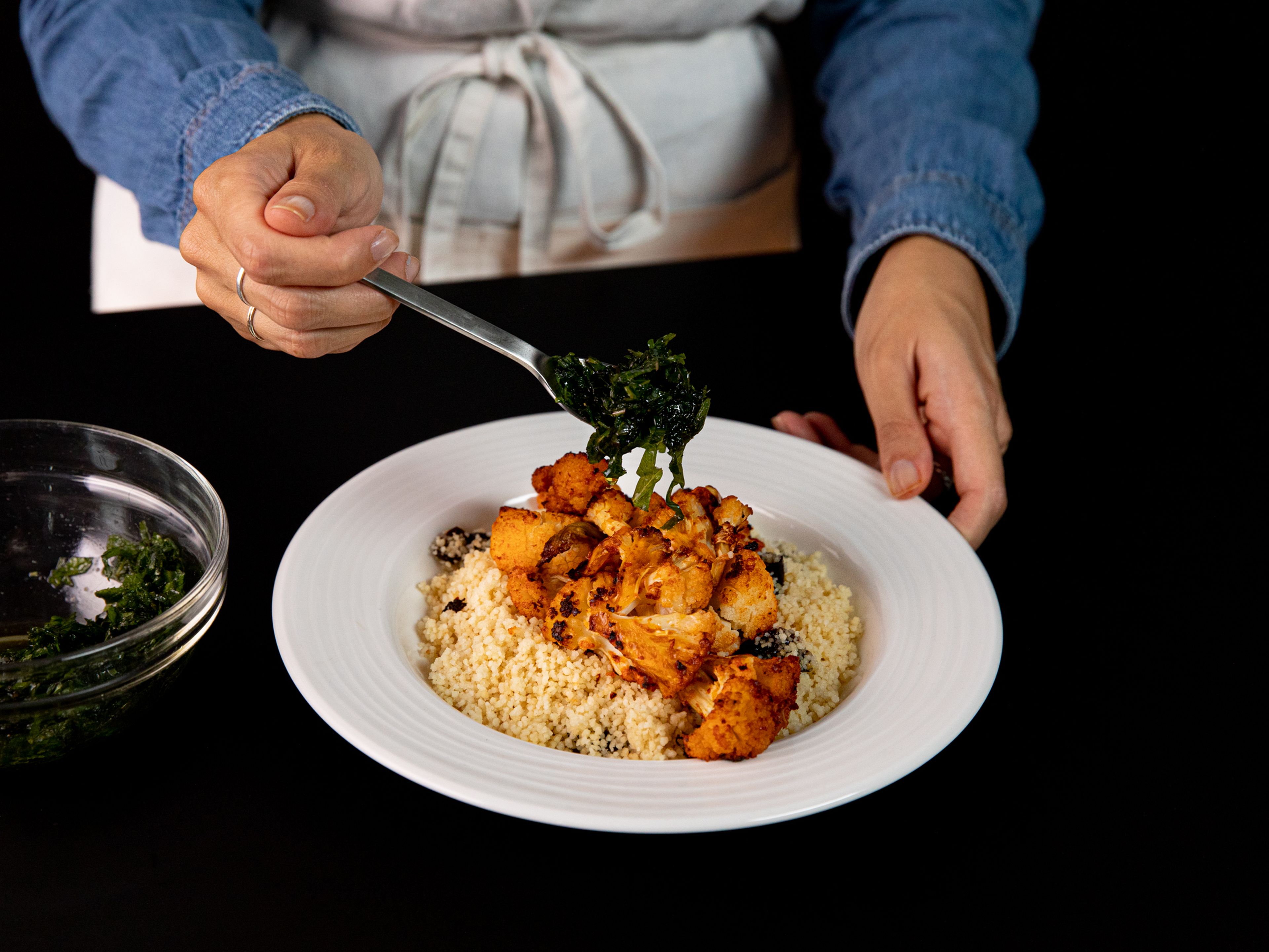 Richte den Couscous gleichmäßig auf Tellern an, streue den Blumenkohl darüber und beträufle alles mit der Minzsauce. Wenn gewünscht mit griechischem Joghurt und einem Spritzer Zitronensaft servieren. Guten Appetit!