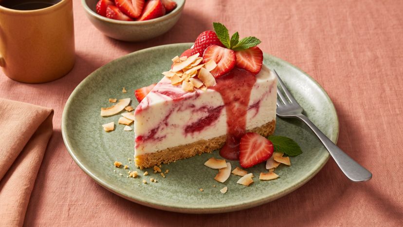 Cremiges Kokos-Erdbeer-Parfait ohne Eismaschine