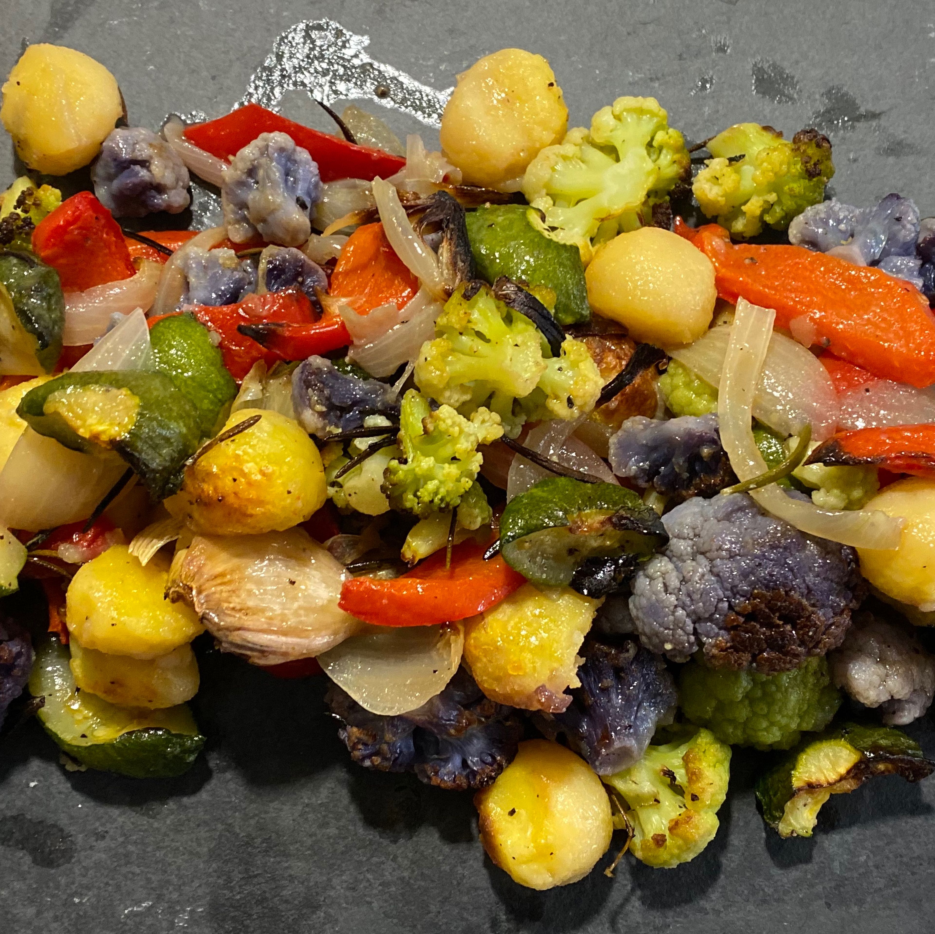 Den Backofen auf 250 Grad vorheizen ( Ober-/Unterhitze oder Umluft). Die Auflaufform mit dem Gemüse mittig in den Ofen schieben. Das Gemüse solange schmoren bis die gewünschte Farbe und Konsistenz erreicht ist. In der Regel langen 10-15 Minuten.