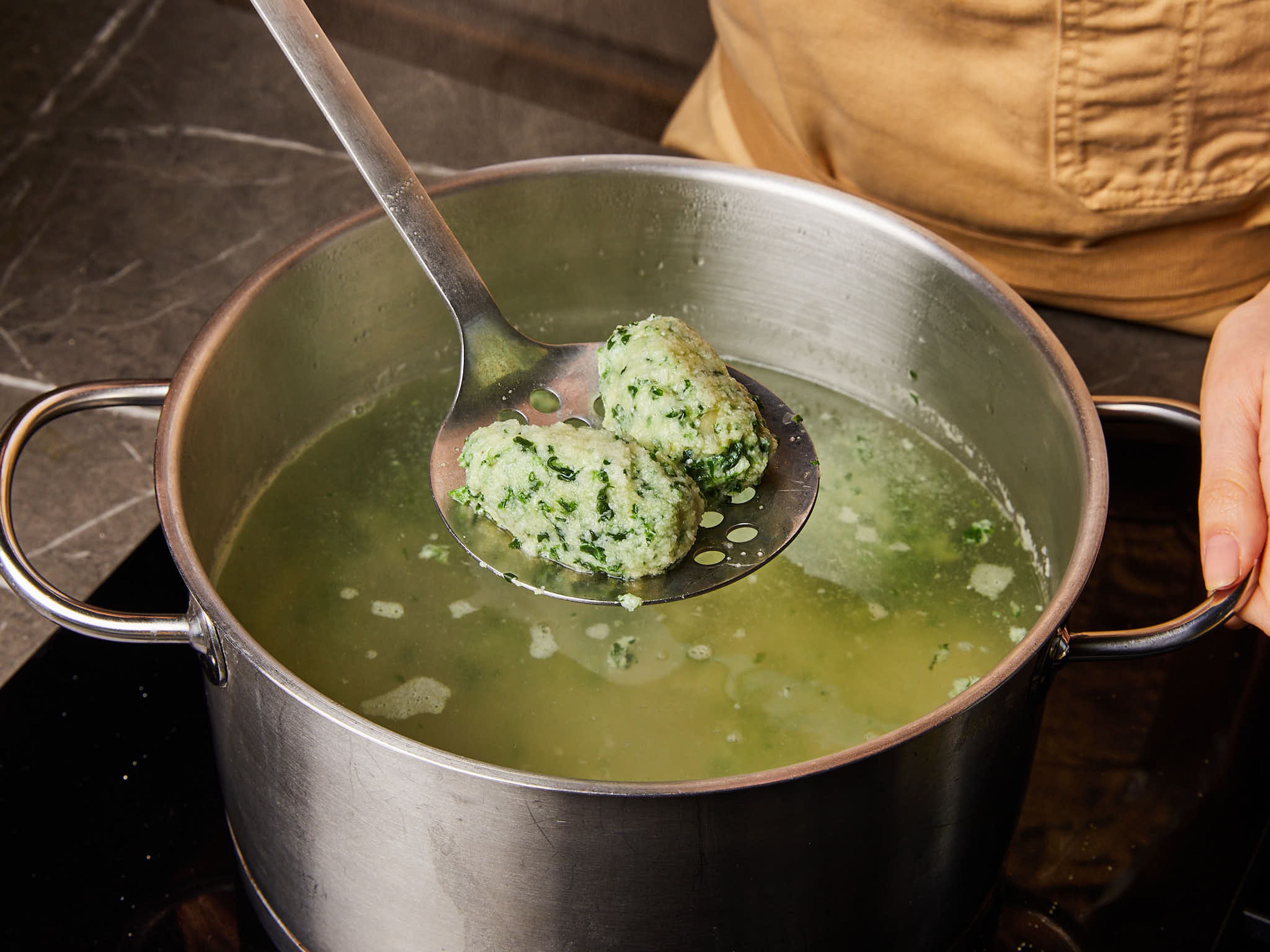 Reduce the water temperature to a simmer, and add the dumplings in batches. Cook over medium heat in gently simmering water for approx. 4 min. or until they float to the surface. Remove with a slotted spoon and drain with a sieve.