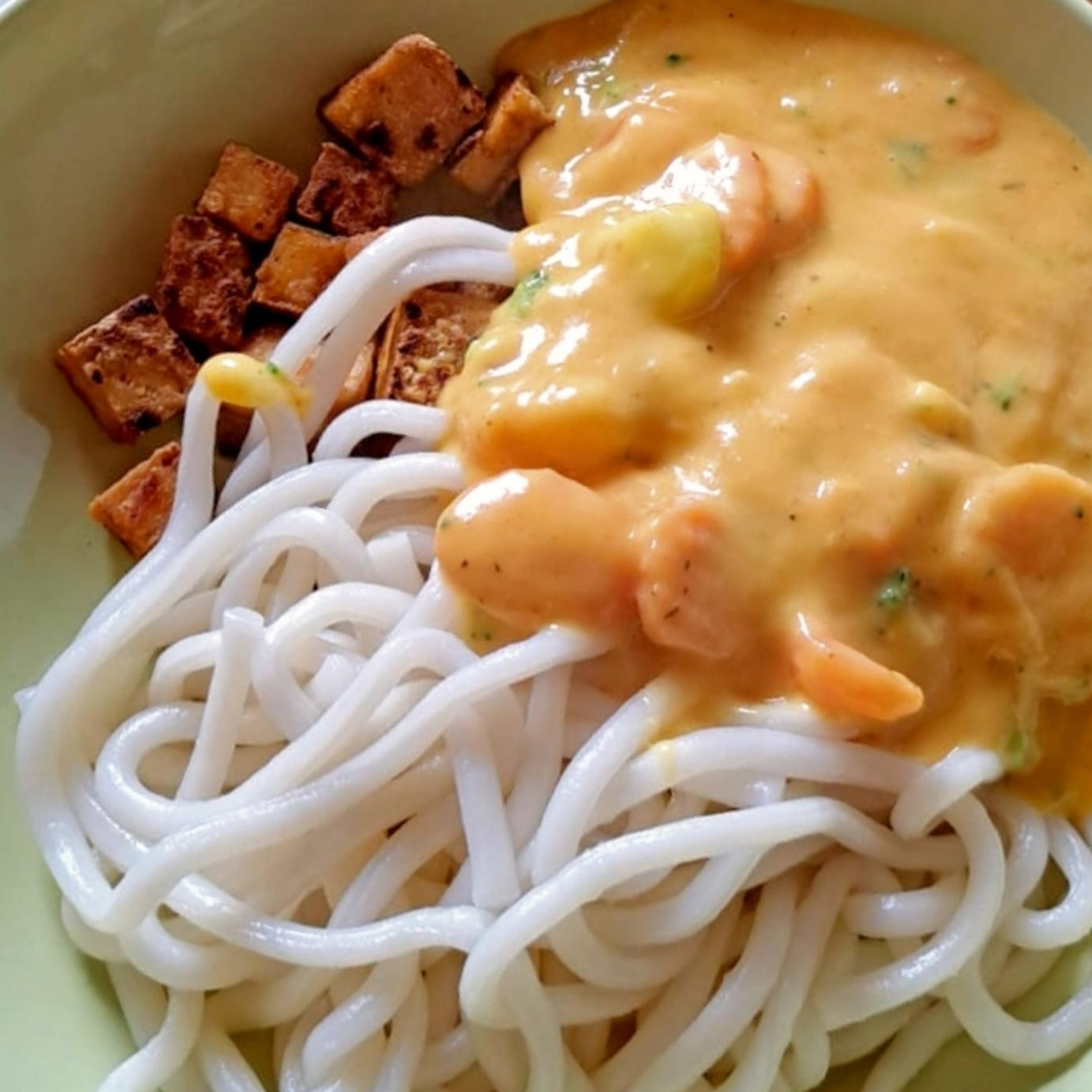 Mango Soße mit knuspringen Tofu und Udon Nudeln