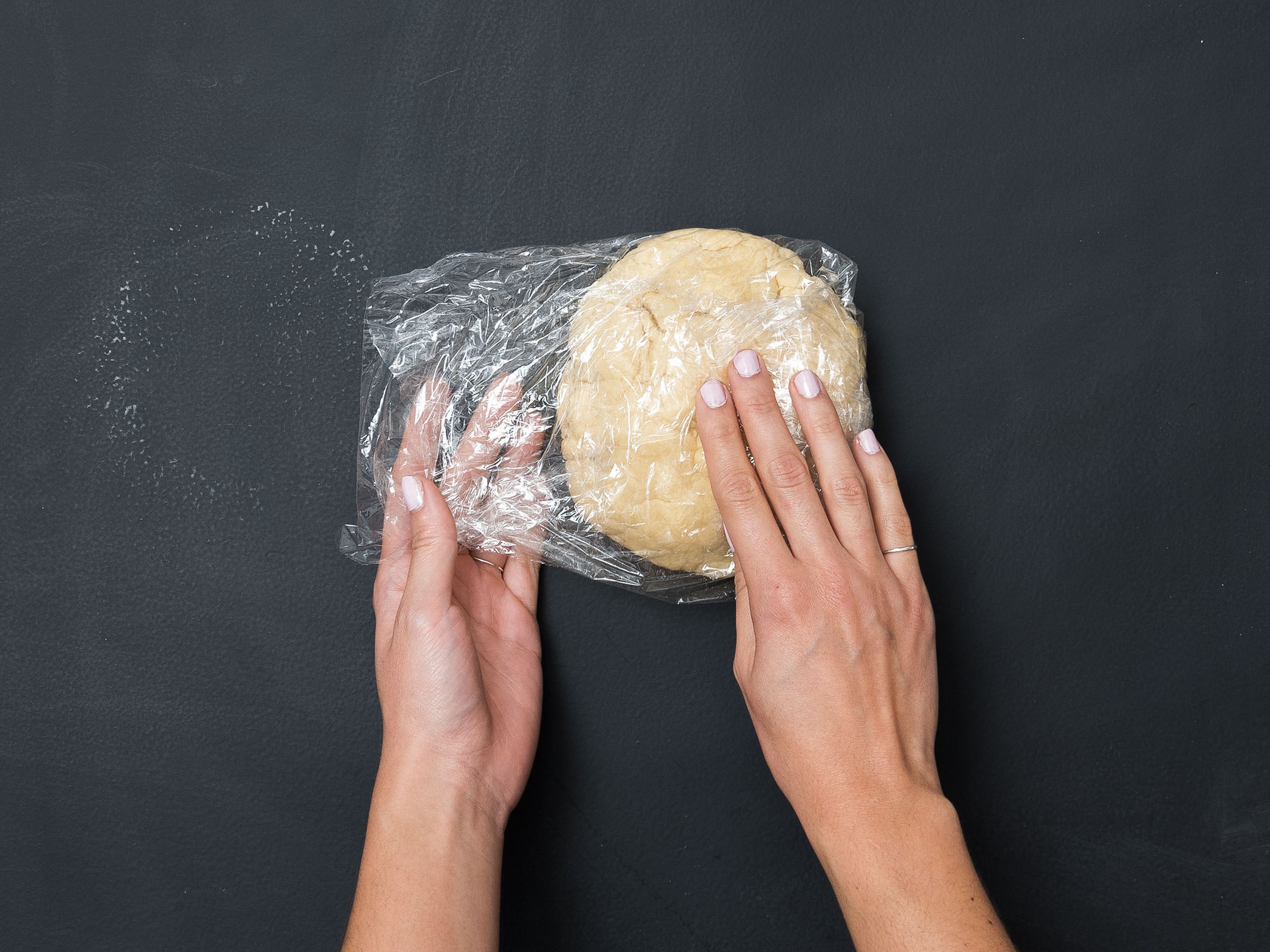 For the white dough, mix some of the cold margarine, confectioner’s sugar, vanilla sugar, and water. Add flour and knead thoroughly. If needed, add a bit more water. Wrap in plastic and transfer for approx. 10 min. to the refrigerator.