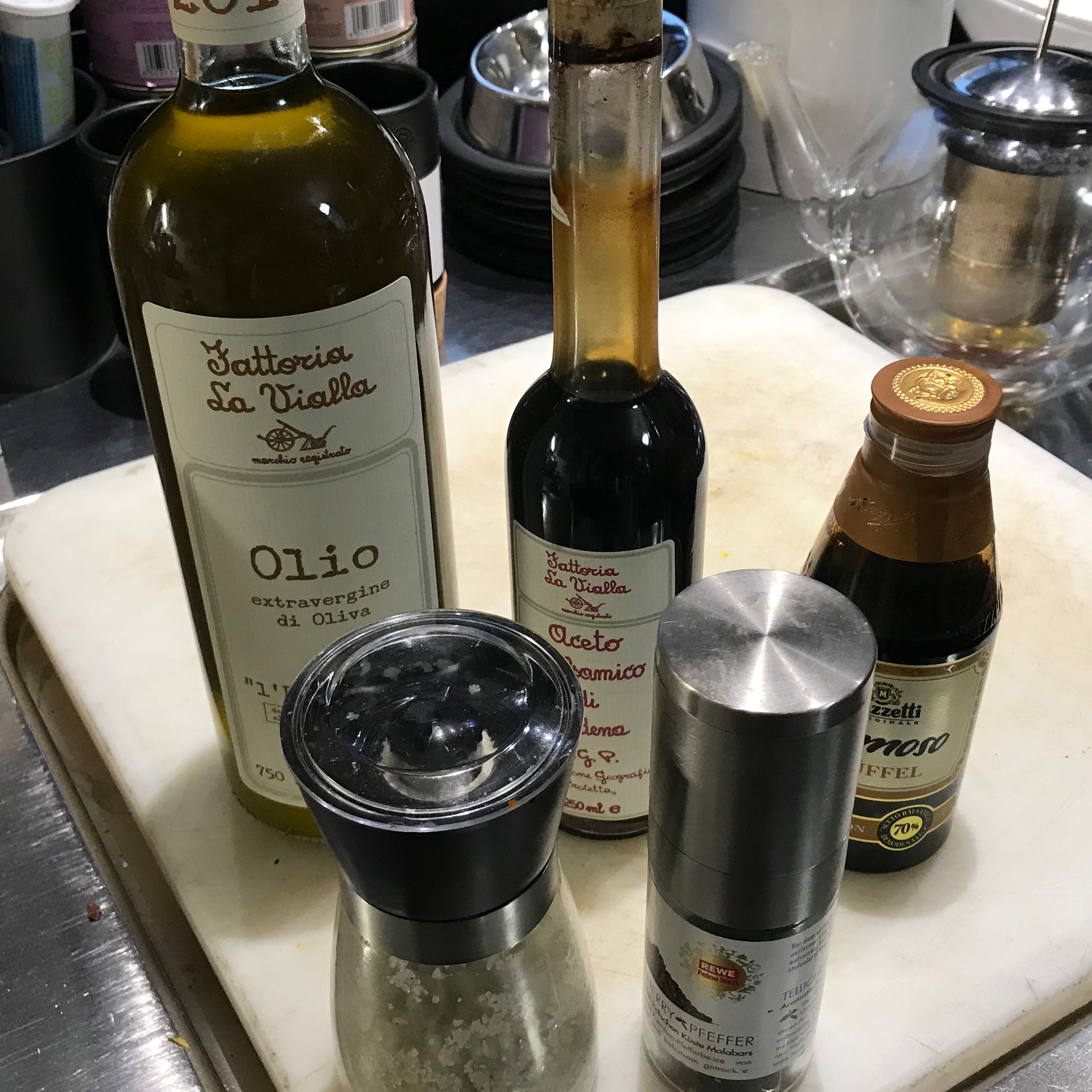 Olivenöl, Balsamico, Salz und Pfeffer vorbereiten. Fleisch mit Olivenöl, Salz und Pfeffer einreiben und grillen oder in der Pfanne braten. Je nach Dicke des Fleisches und Präferenz , sollte es in den Ofen für 10-15 minuten in Alufolie und bei 100 grad nachgaren