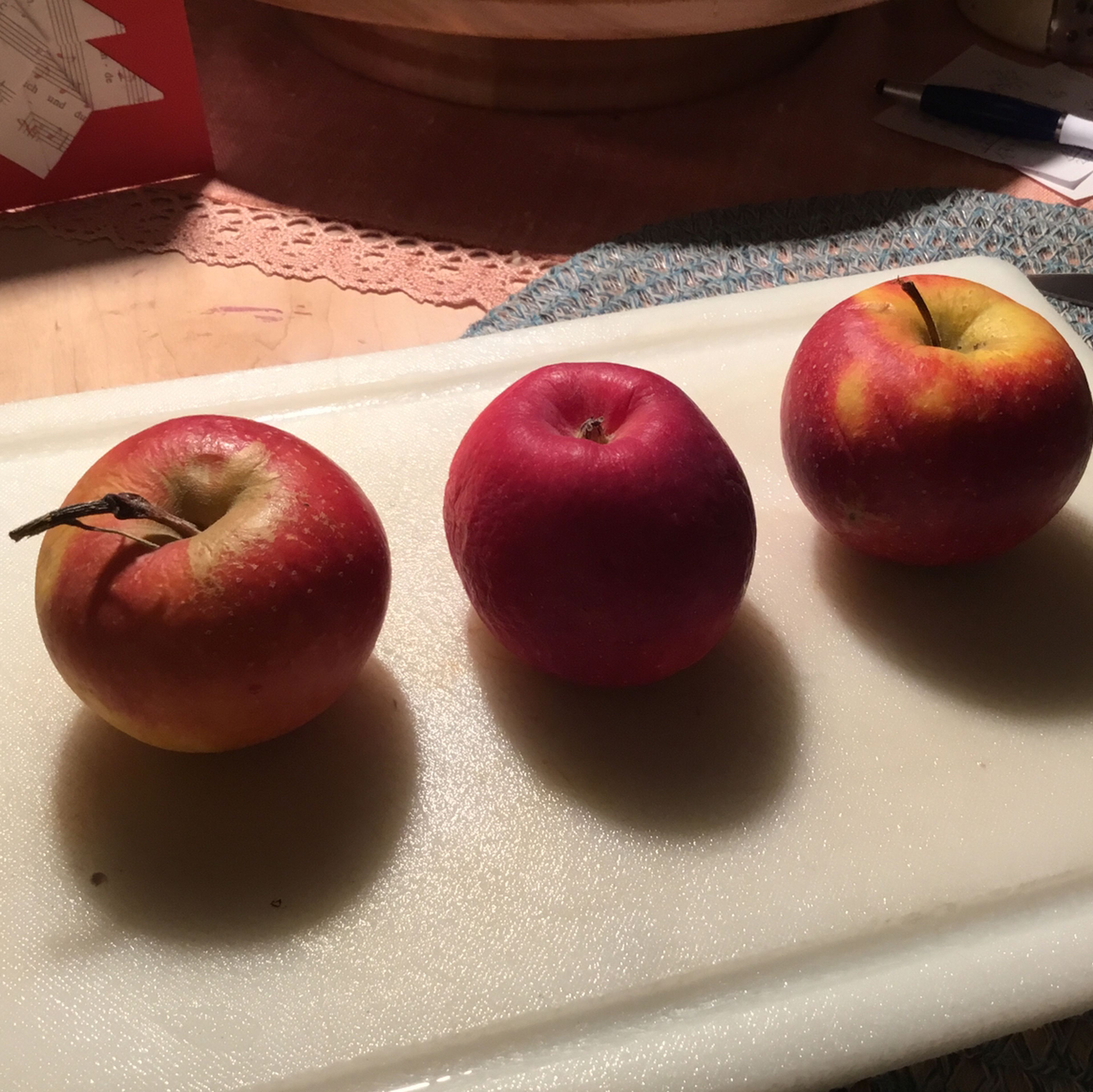 ..drei Äpfel, man kann auch wenns besonders fruchtig schmecken soll 4 Äpfel verwenden ...