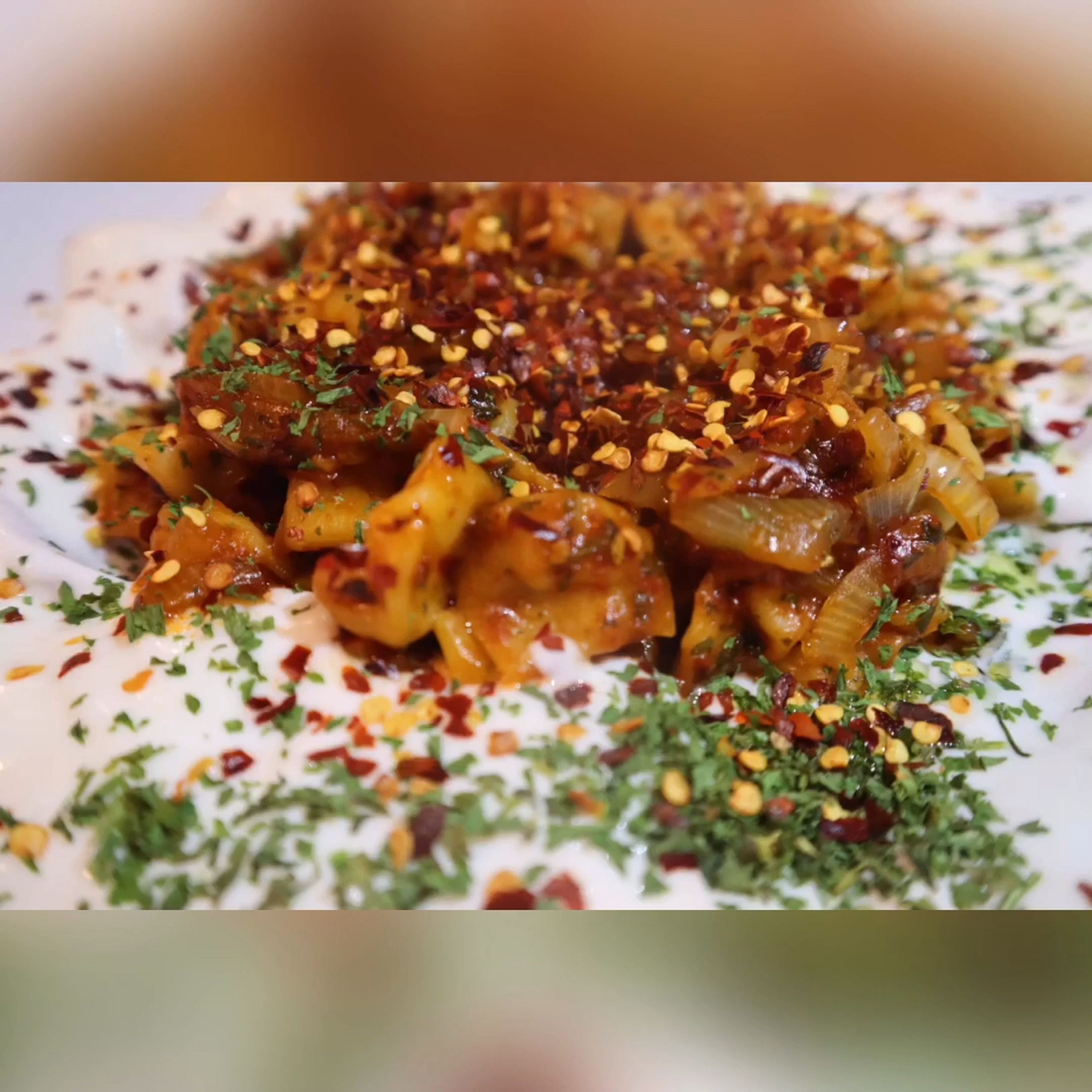 Zuerst die Manti 8-10 min kochen, anschließend abgießen und im Sieb stehen lassen. Im Anschluß dazu die Zwiebeln und Sucuk goldbraun braten, dann mit dem Tomatenmark vermengen und mit einem Schuss Wasser begießen. Die Gewürze und das Salz dazu geben und die abgestellten Manti hinzugeben und vermischen. Dann auf einen Teller geben und definitiv mit Joghurt (!).
