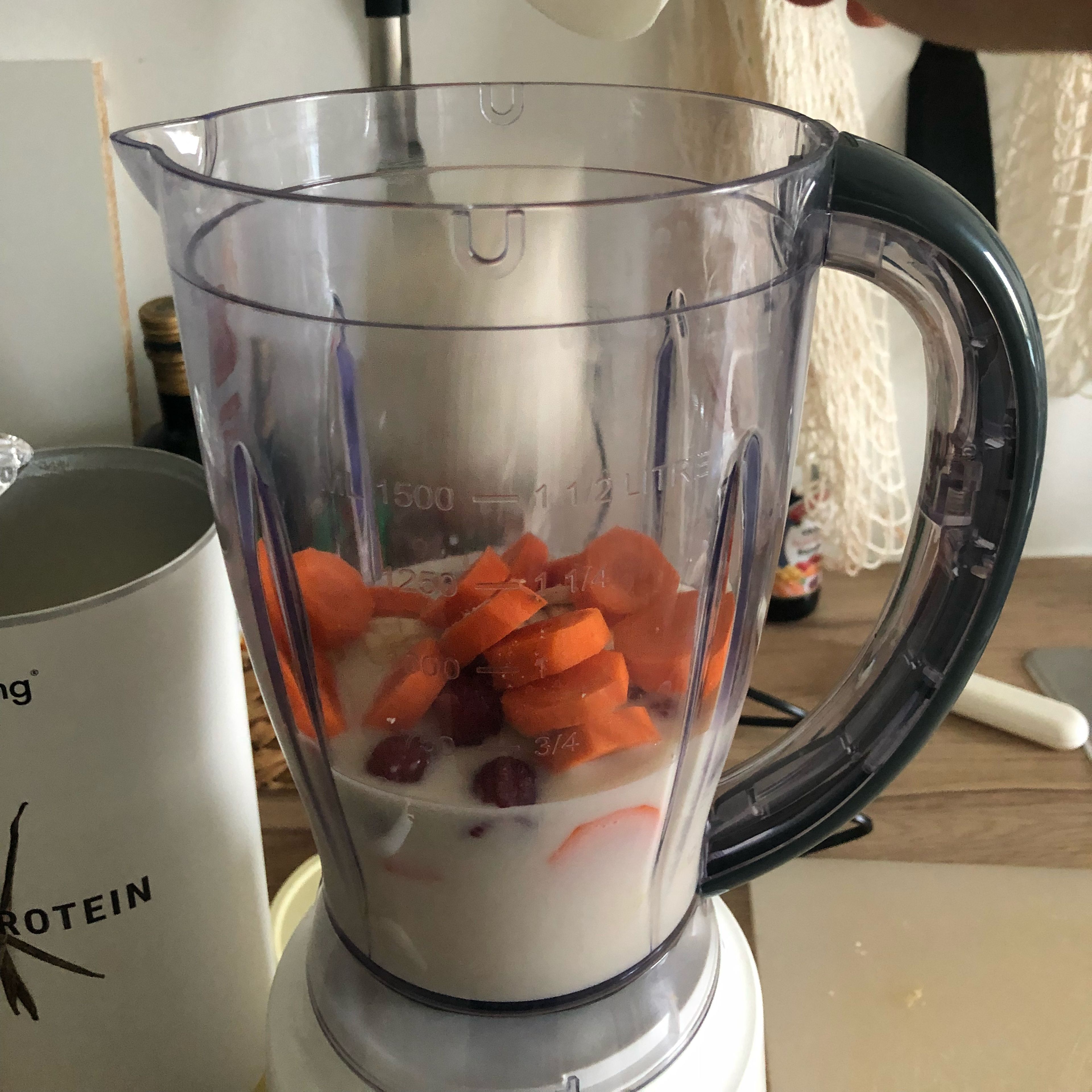 Put the slices and the raspberries in a powerful blender and add a cup of soy milk (250 ml).