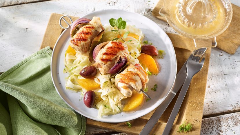Gespickte Puten-Involtini am Spieß mit Fenchelsalat