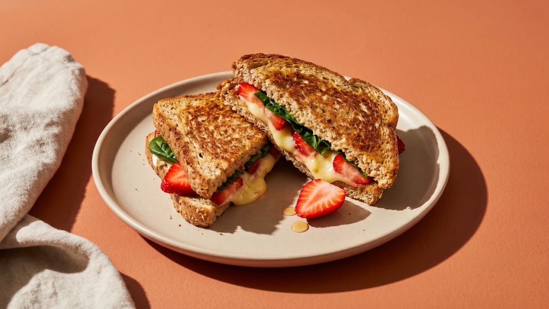 Süß-herzhaftes Pfannensandwich mit Camembert und Erdbeeren
