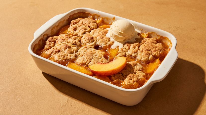 Saftiger Pfirsich-Cobbler: Das unkomplizierte Sommerdessert aus dem Ofen