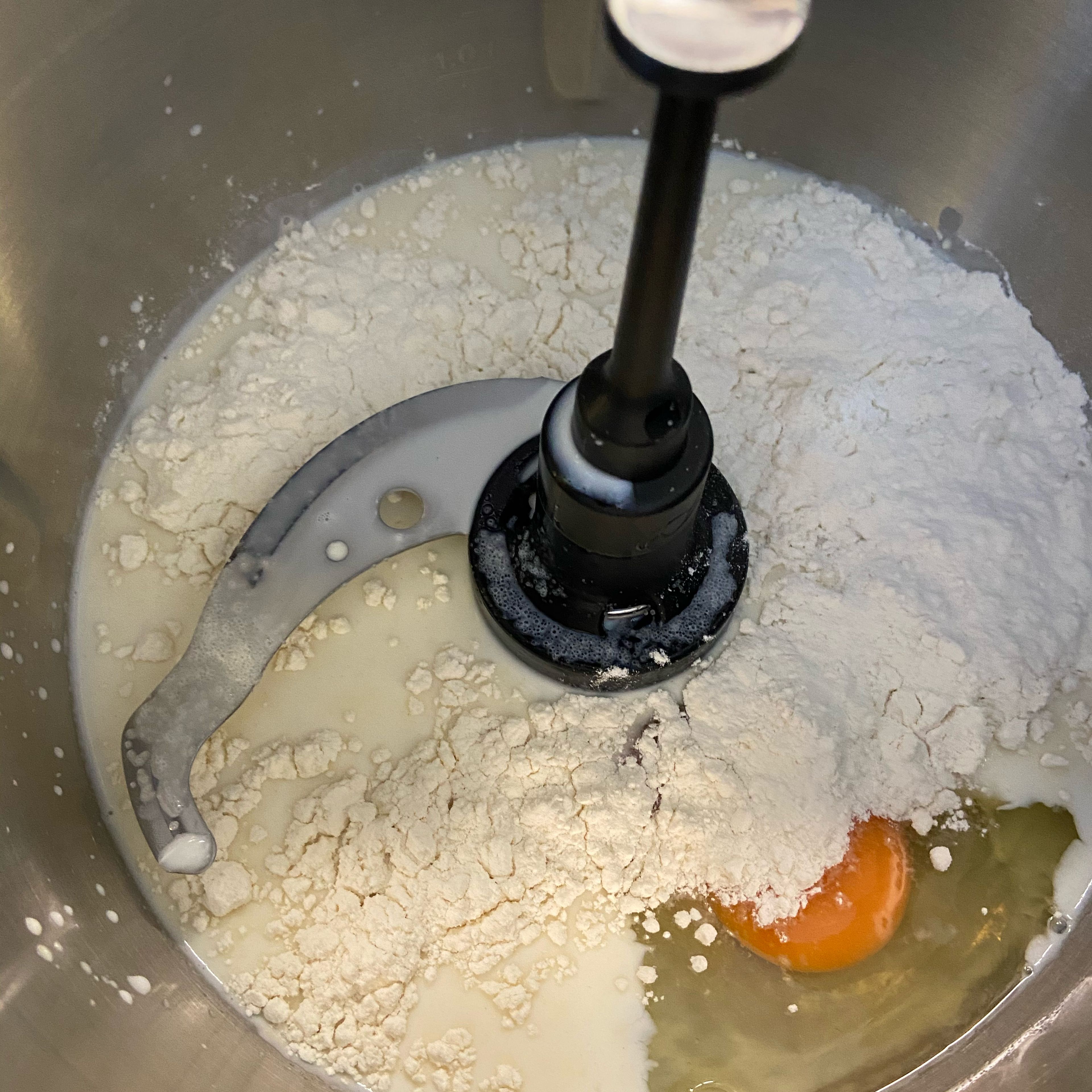 Für den Pfannkuchen Teig die Zutaten hinzugeben. Mit der Pfannkuchen Funktion den Teig zubereiten. Zunächst die Hälfte vom Mehl hinzugeben und nach der Hälfte der Zeit die fehlende Menge dazugeben.