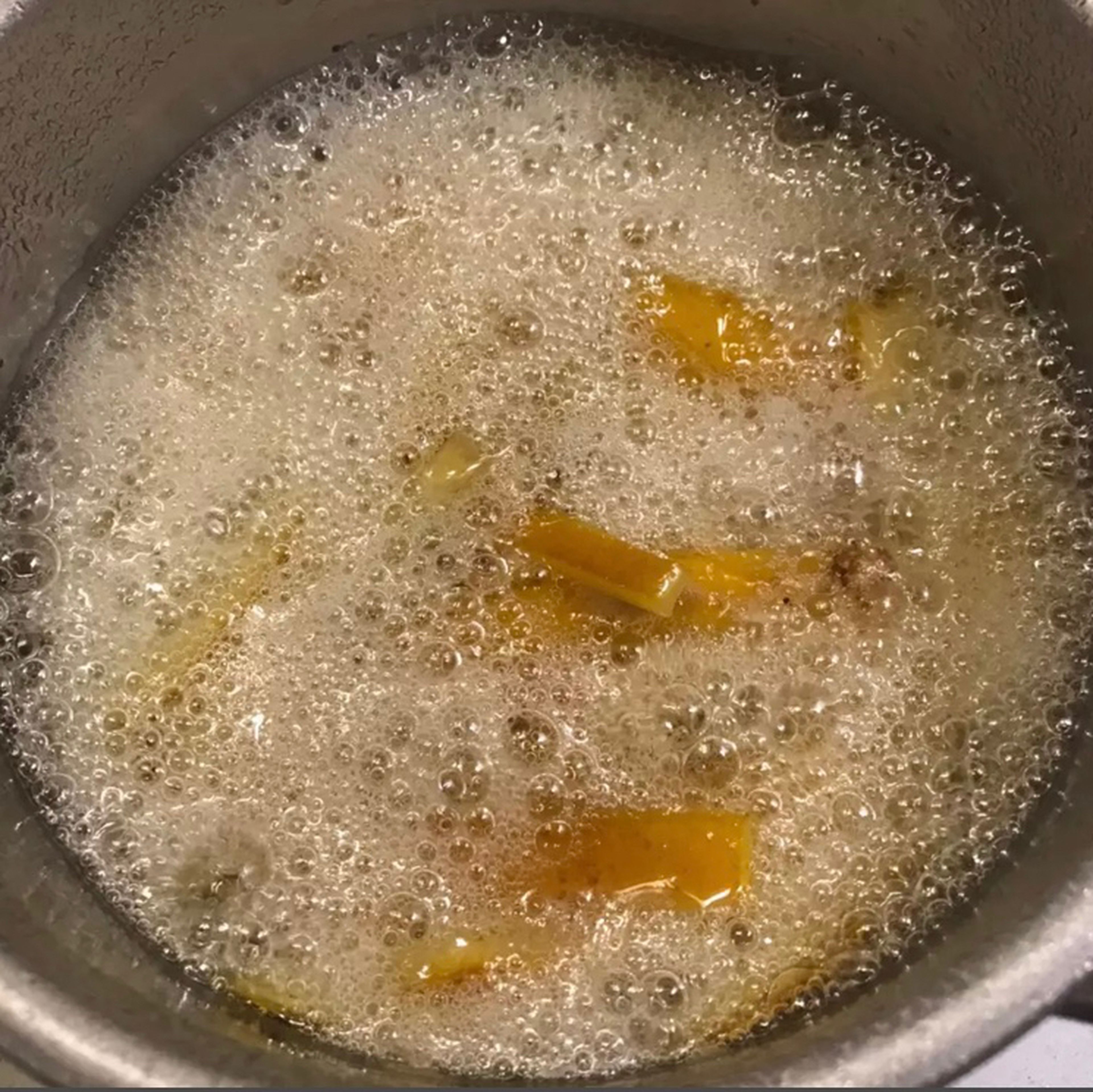 Then pour the orange peel in a saucepan and pour enough water to come side by side with the slices. Add sugar and let it cook for 45 minutes.