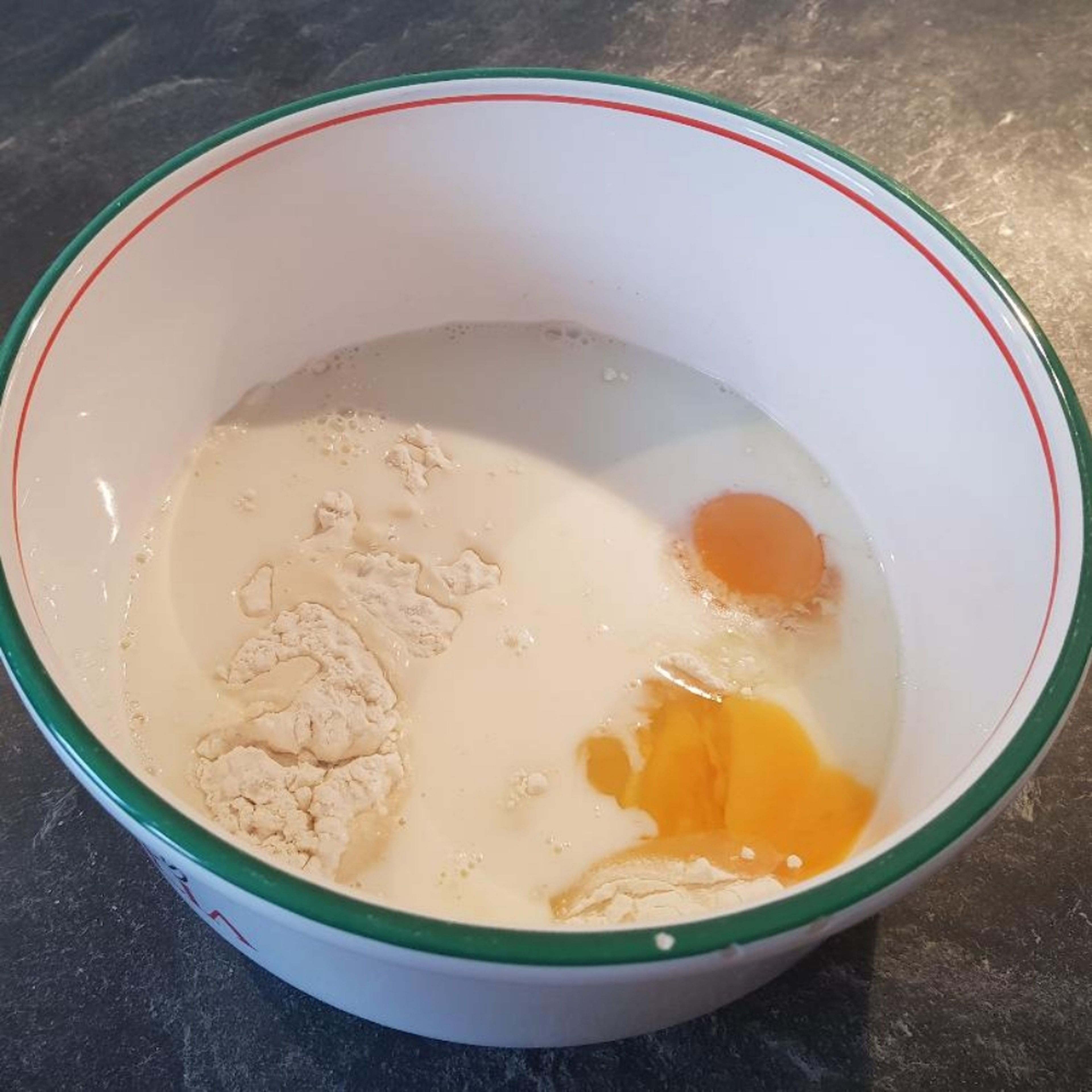 Schritt 1 : Alle Zutaten zusammenmischen . Erst nur 200 ml Milch in den Teig mischen und nach belieben für bestimmte dicken und dünnen vorsichtig mehr dazuschütten 😋