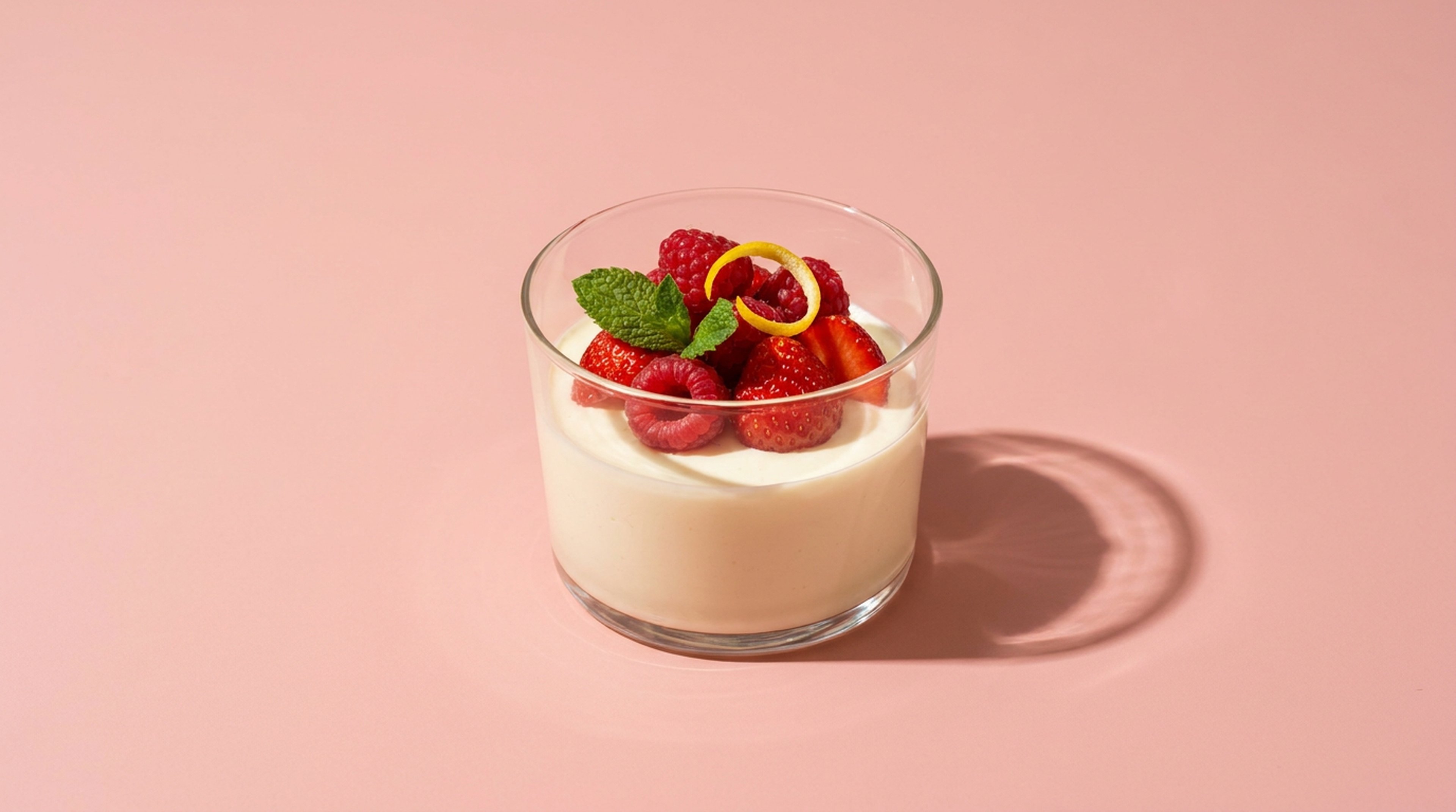 Leichte Holunderblütencreme mit Joghurt und Zitrone