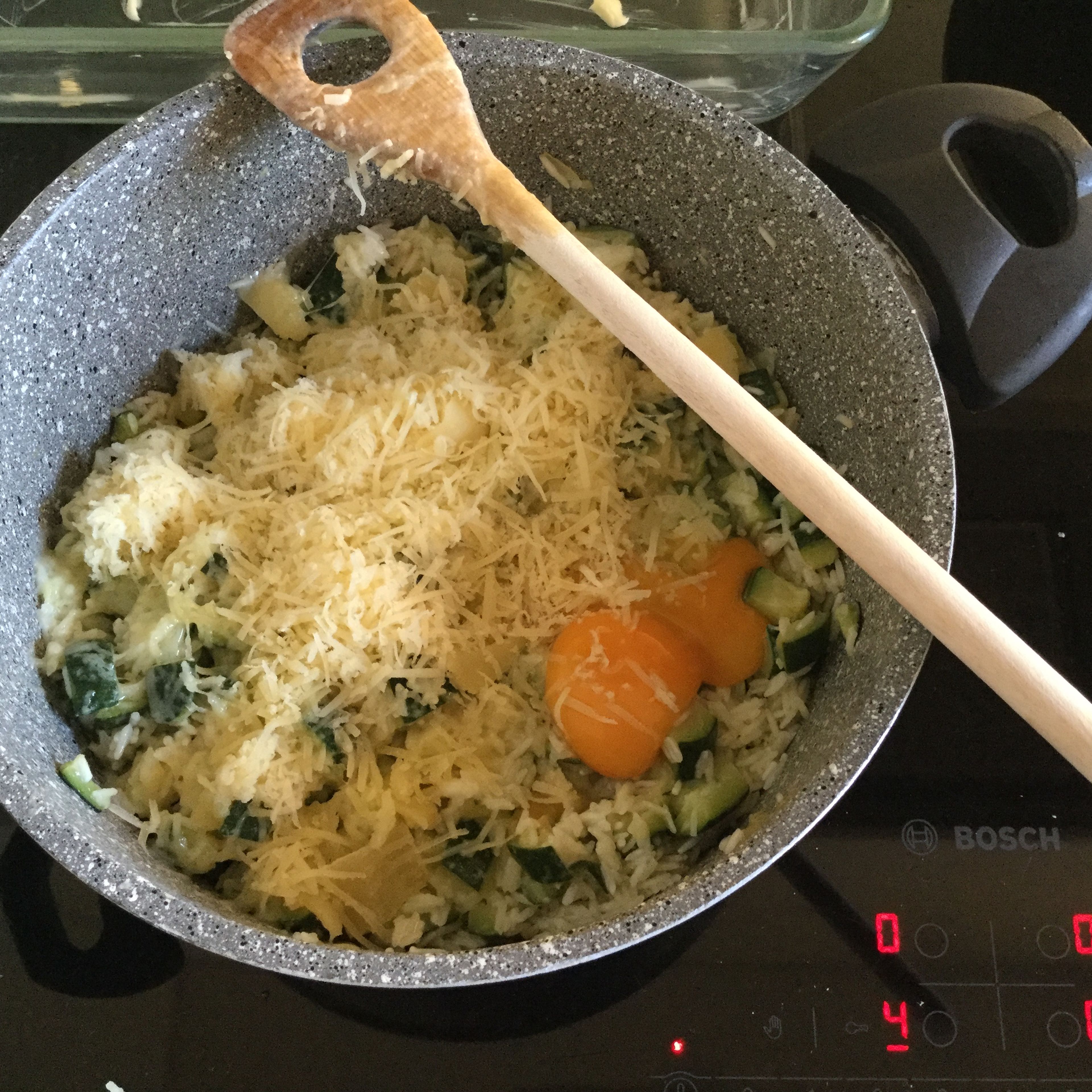 When the rice is cooked, add the egg and some grated cheese, at will
