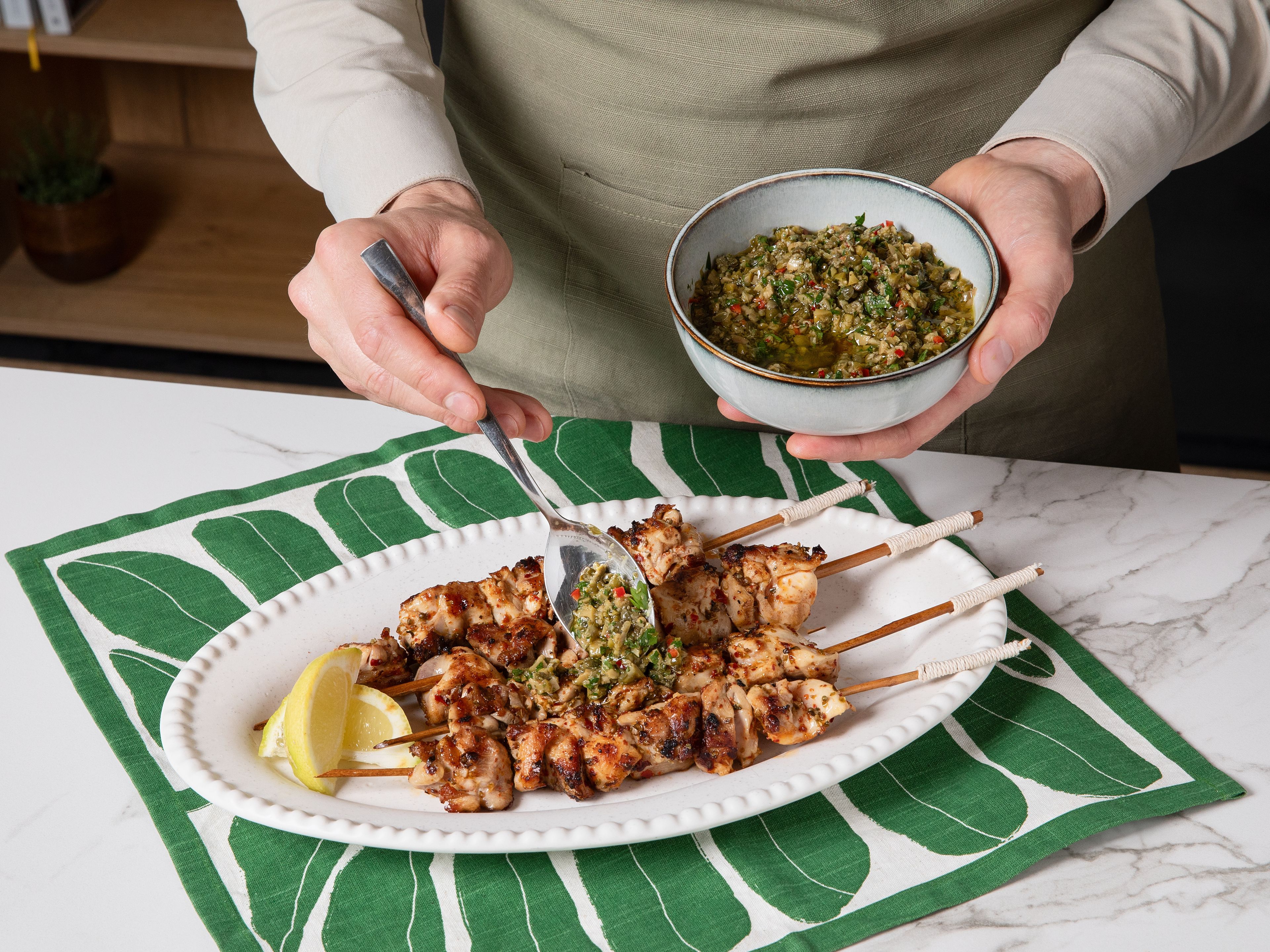 Die fertigen Spieße auf einer Servierplatte anrichten und mit dem Oliven-Zitronen-Relish toppen. Mit frischer Petersilie garnieren und sofort servieren. Dazu passen geröstetes Brot oder gegrilltes Gemüse.
