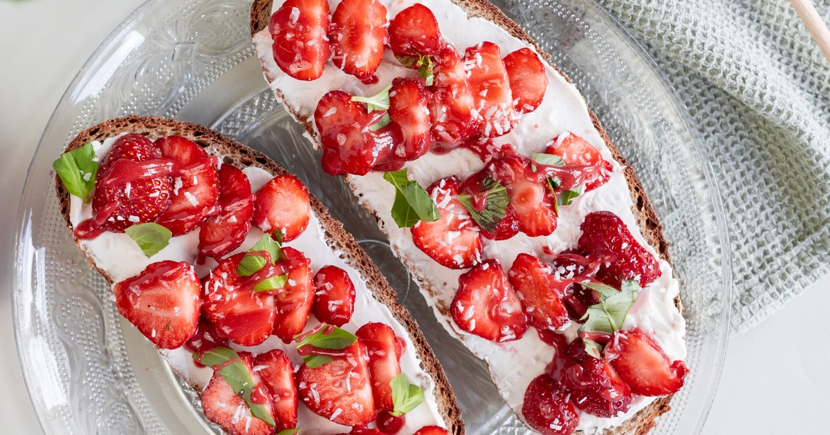 Belegtes Berry-Frischkäsebrot - mit Honig &amp; Erdbeere | Rezept | Kitchen ...