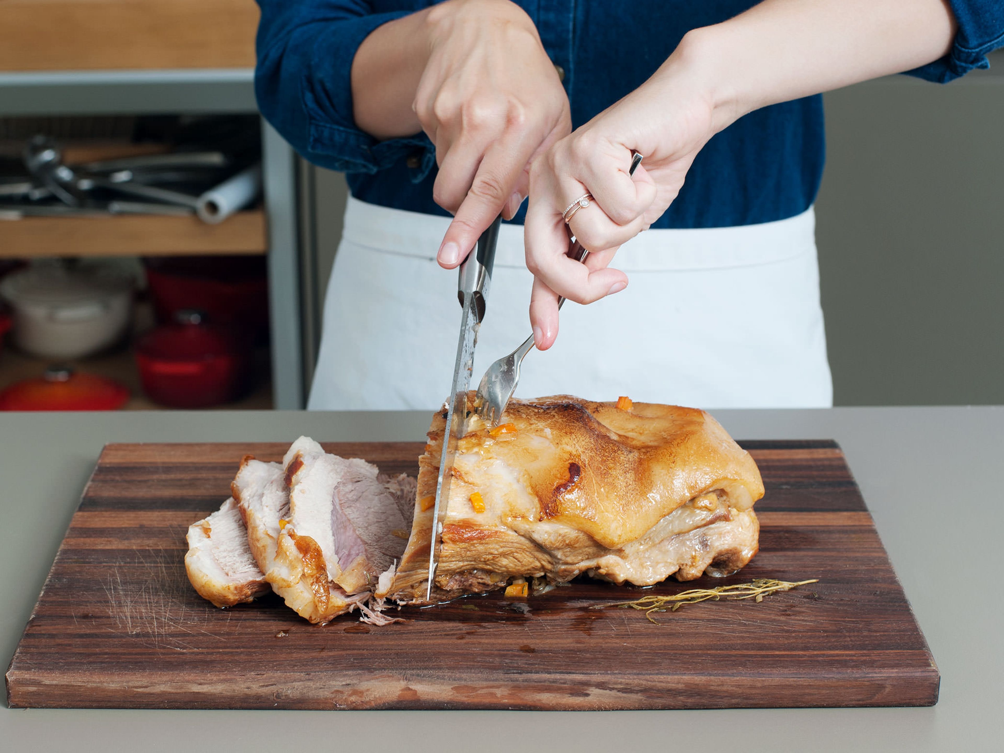 Fleisch in dünne Scheiben schneiden und mit der Soße auf einer Servierplatte anrichten. Wenn gewünscht, mit Ofengemüse und Kartoffeln servieren!