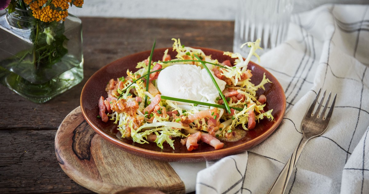 Salade Lyonnaise (Französischer Salat mit Speck und pochiertem Ei ...