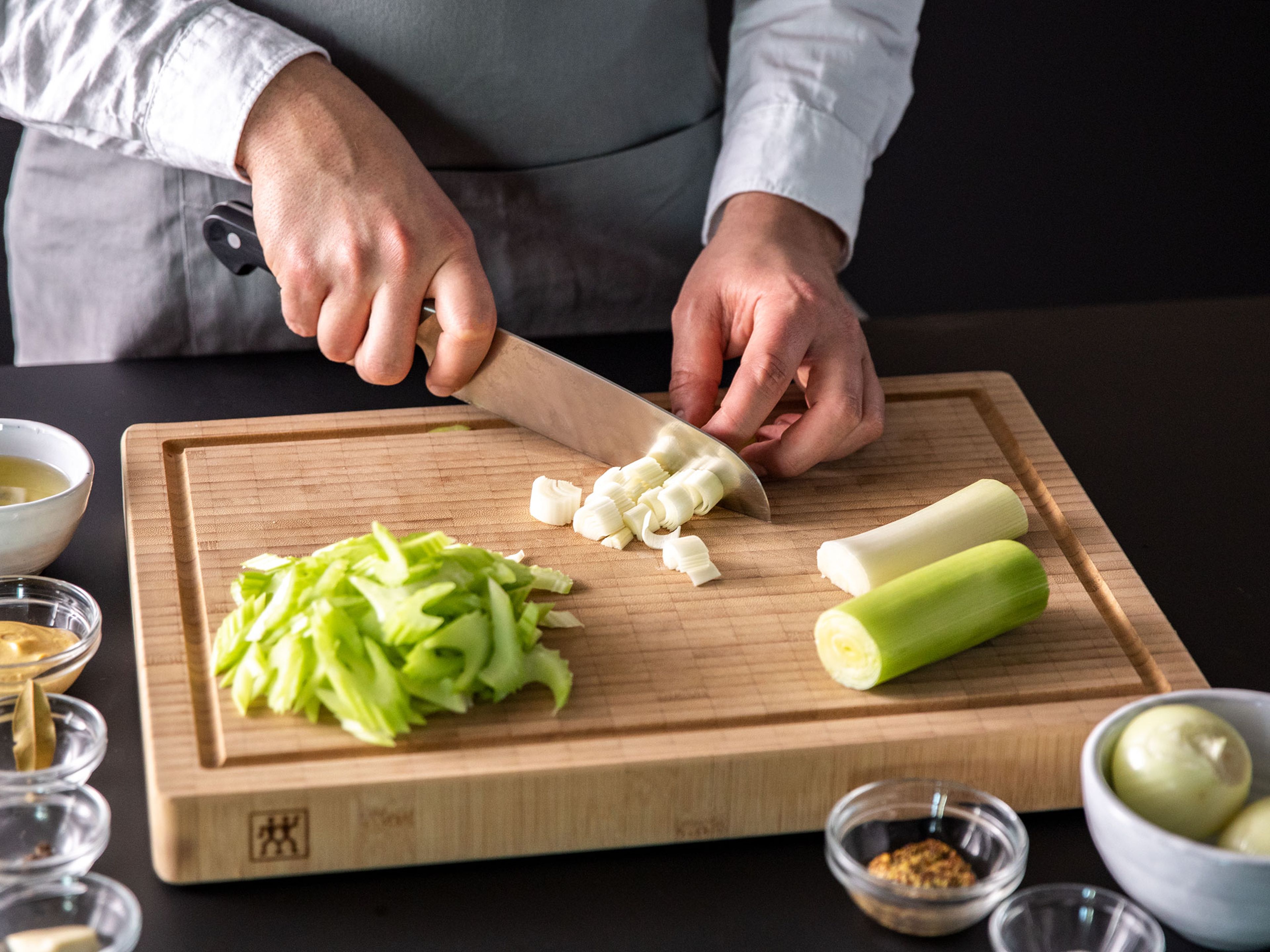Thoroughly rinse the leek, finely chop the dill, and peel garlic and onions. Dice the garlic, onions, leek, and celery. Slice the fish into bite-sized pieces and pat dry with paper towels.