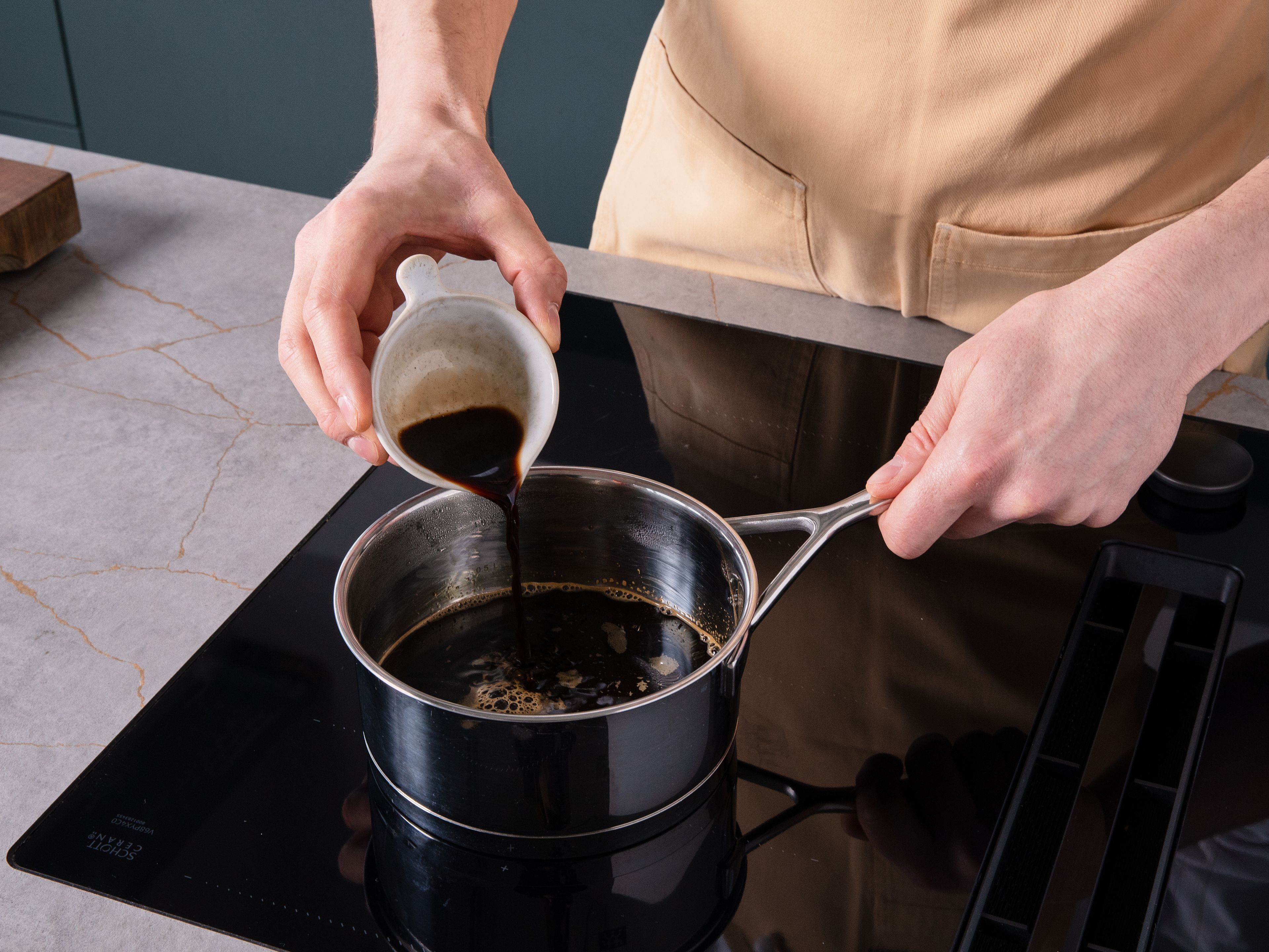 Zuckerrübensirup mit Balsamico und Wasser in einem kleinen Topf vermengen und bei mittlerer Hitze unter Rühren erwärmen, bis sich alles verbunden hat. Die Mischung abkühlen lassen. Inzwischen die Erdbeeren waschen, das Grün entfernen und in dünne Scheiben schneiden.