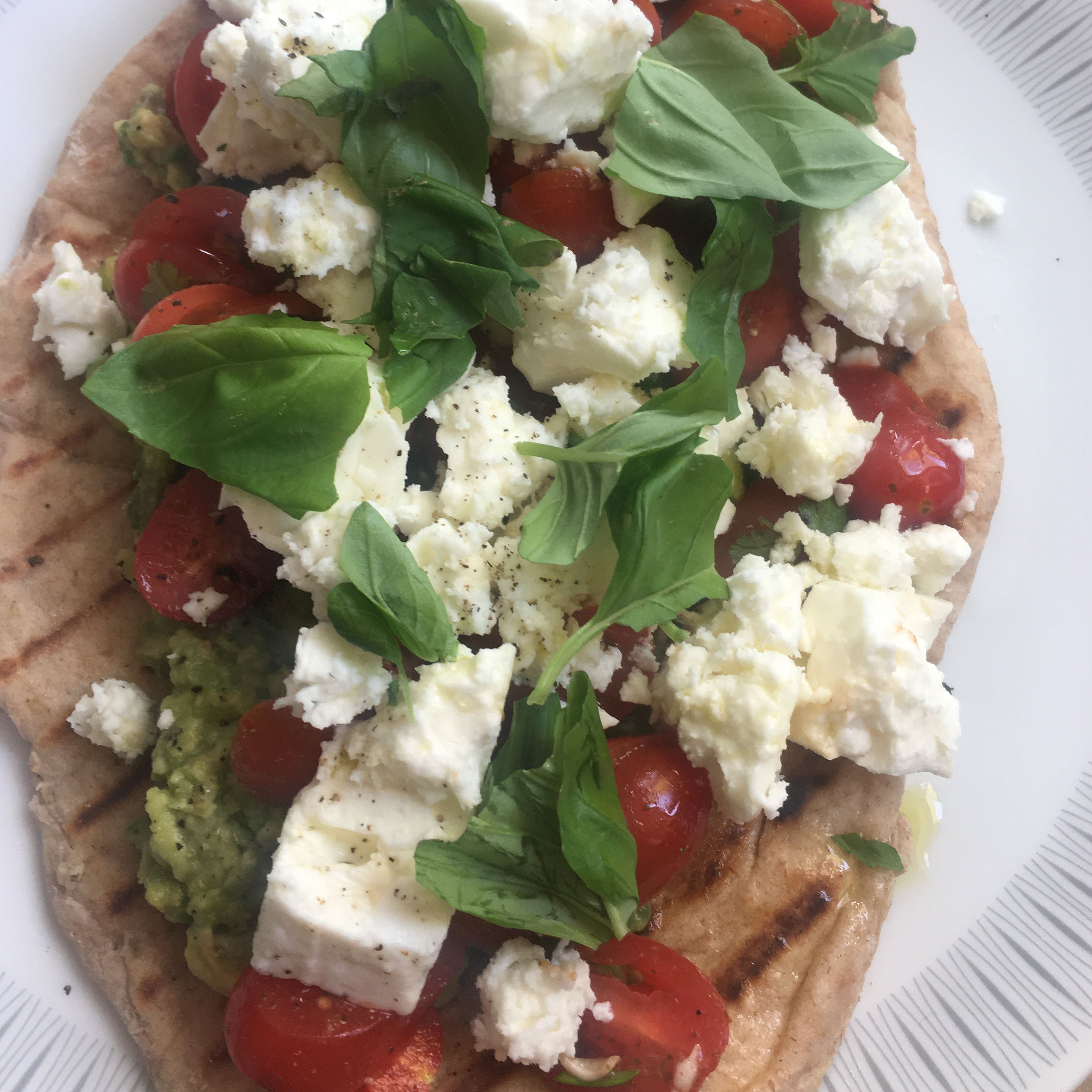 Frühstücksfladen mit Avocado, Tomatensalsa und Feta