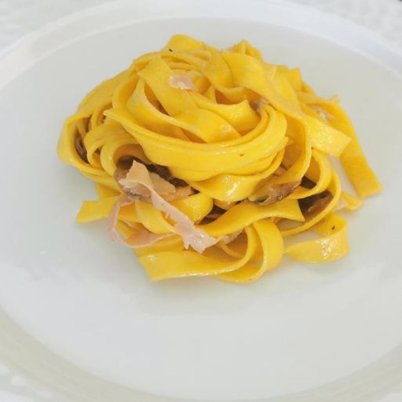 Tagliatelle mit Schinken und Champignons