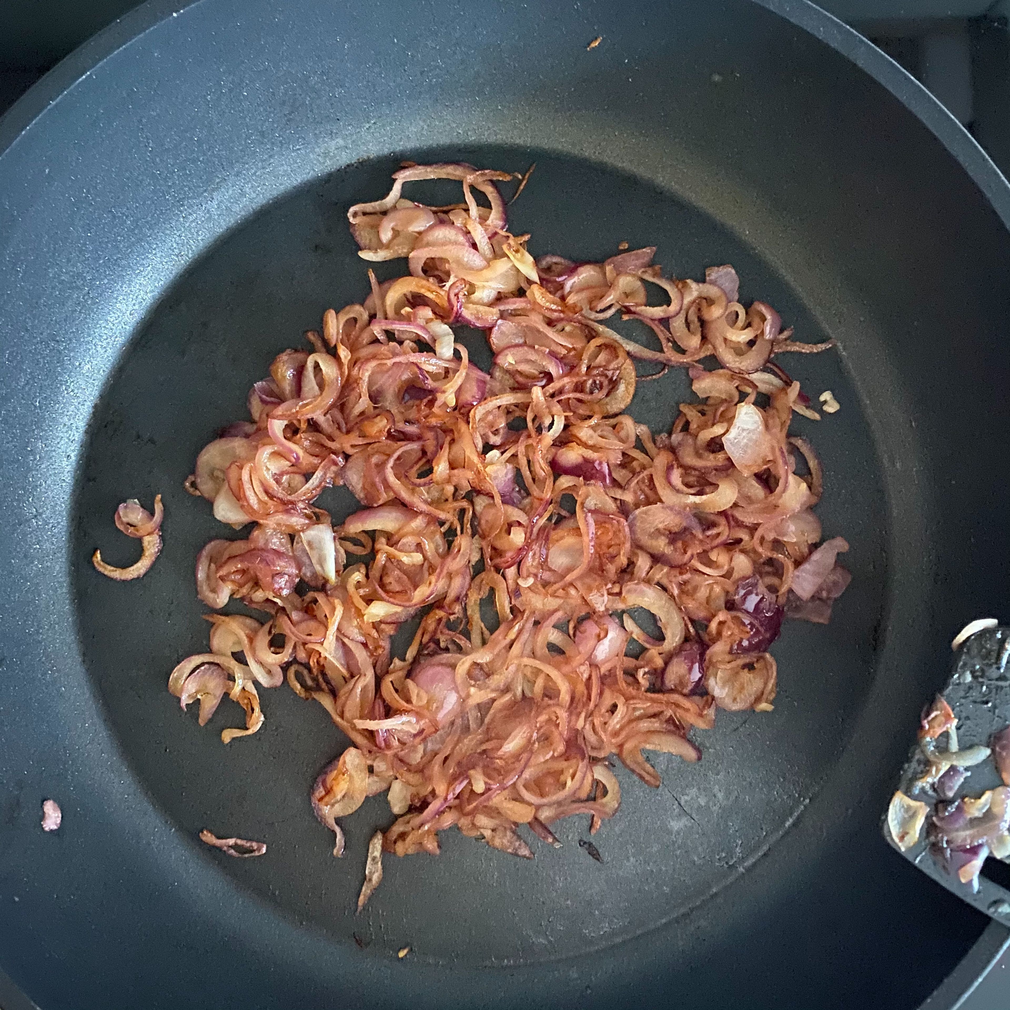 Fett in die Pfanne geben und erhitzen. Die Zwiebelringe dazugeben und für ca. 5 Minuten braun braten und aus der Pfanne entnehmen. In der Zeit die Burgerbrötchen nach Packungsanleitung aufbacken.