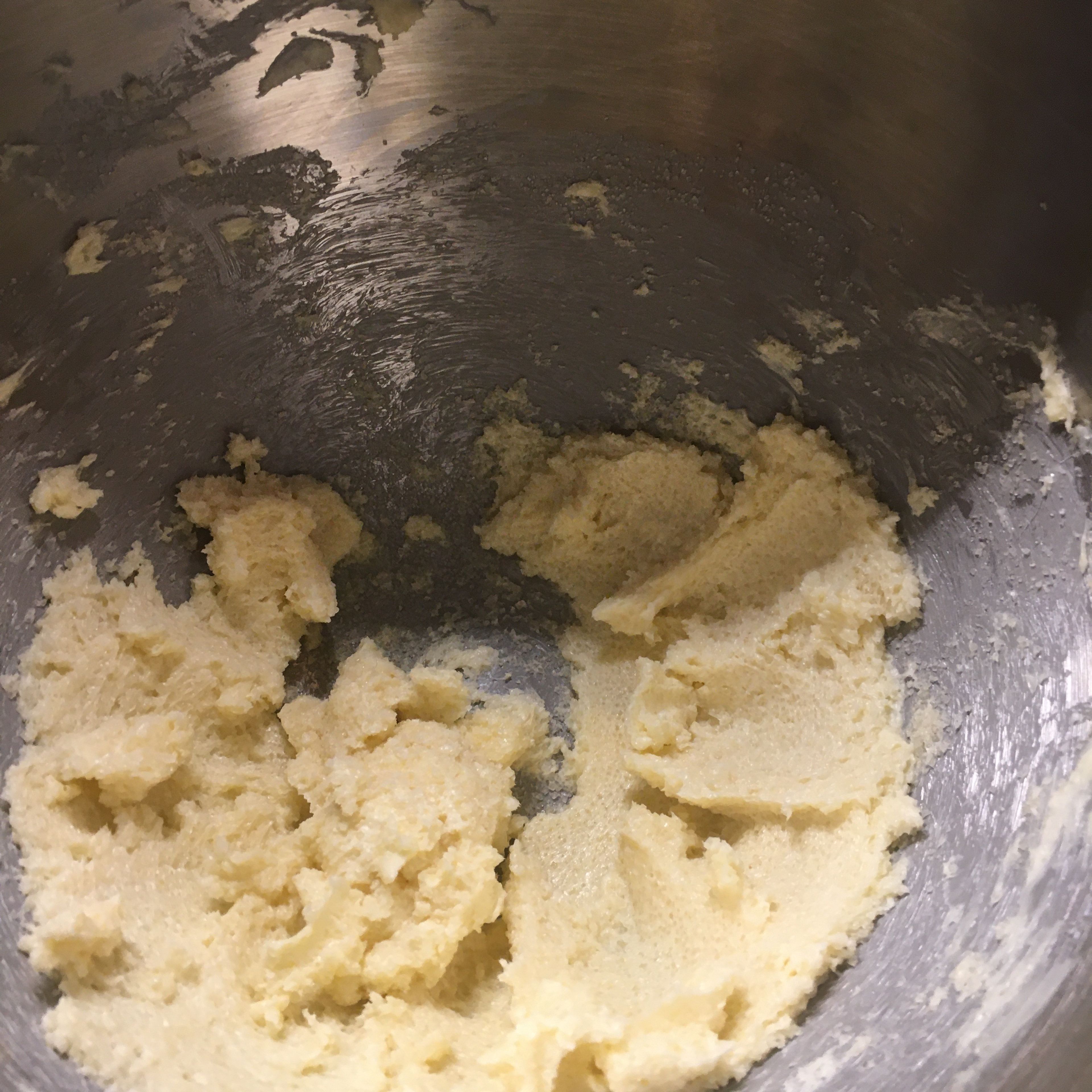 Die Butter cremig schlagen und dann den Zucker hinzugeben.