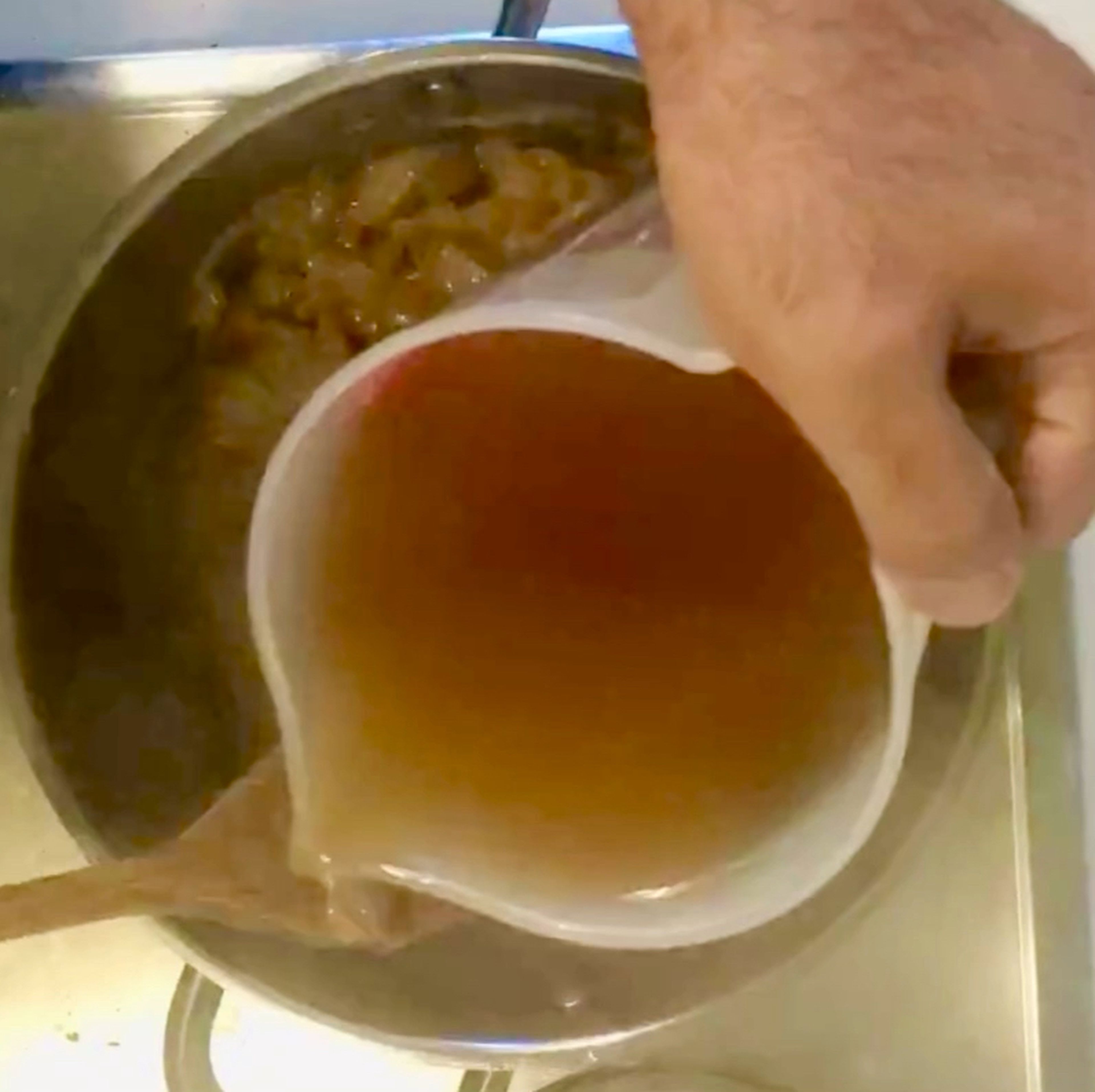 Add the flour to onions and mix it well for 2 minutes before adding the veggie stock and the thyme. Keep it simmer on medium heat for 10 minutes.