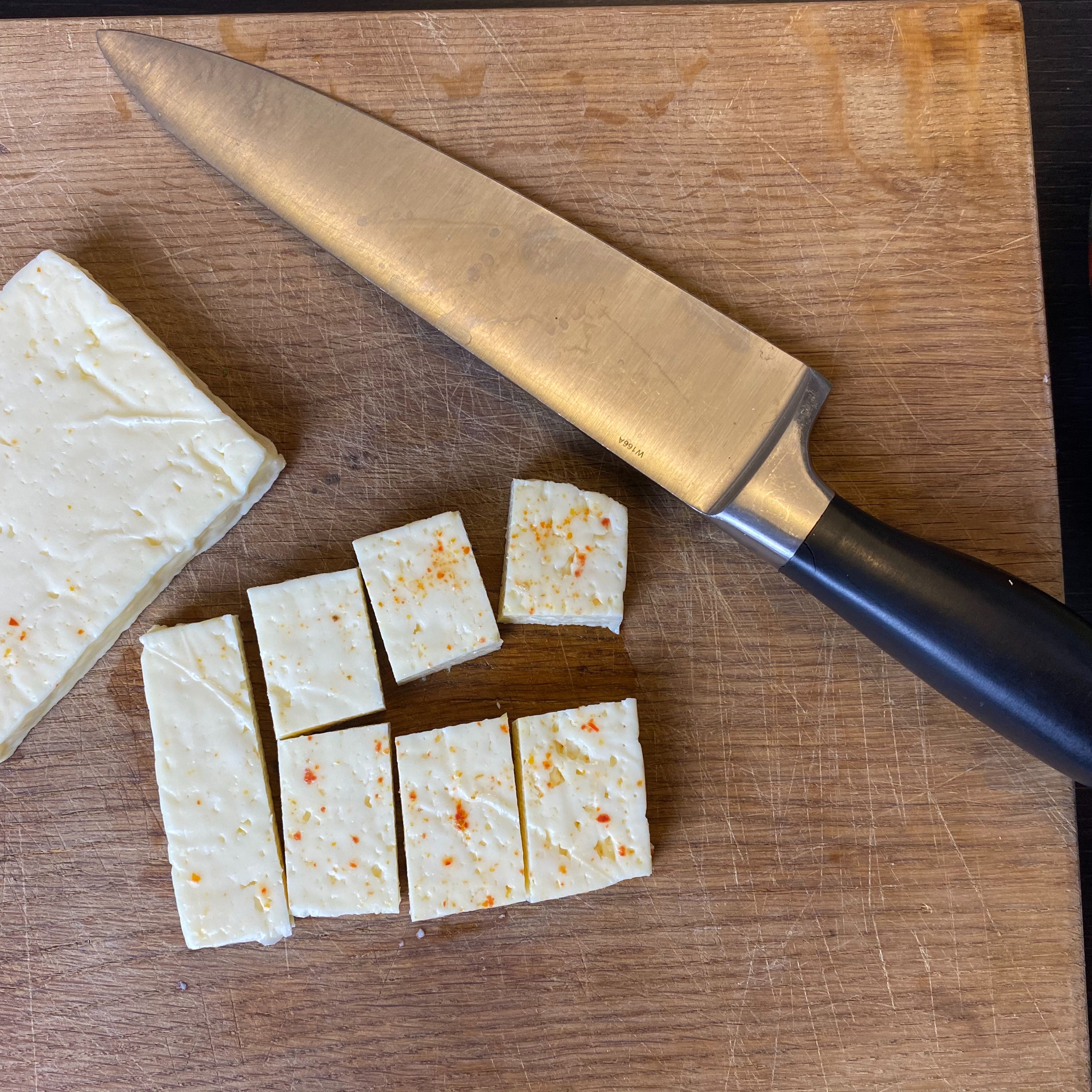 Den Käse in gleich große Stücken Teile (etwa 2x2 cm, Dicke: 1cm) und in einer Pfanne bei mittlerer Hitze für 3 min je Seite goldbraun anbraten.