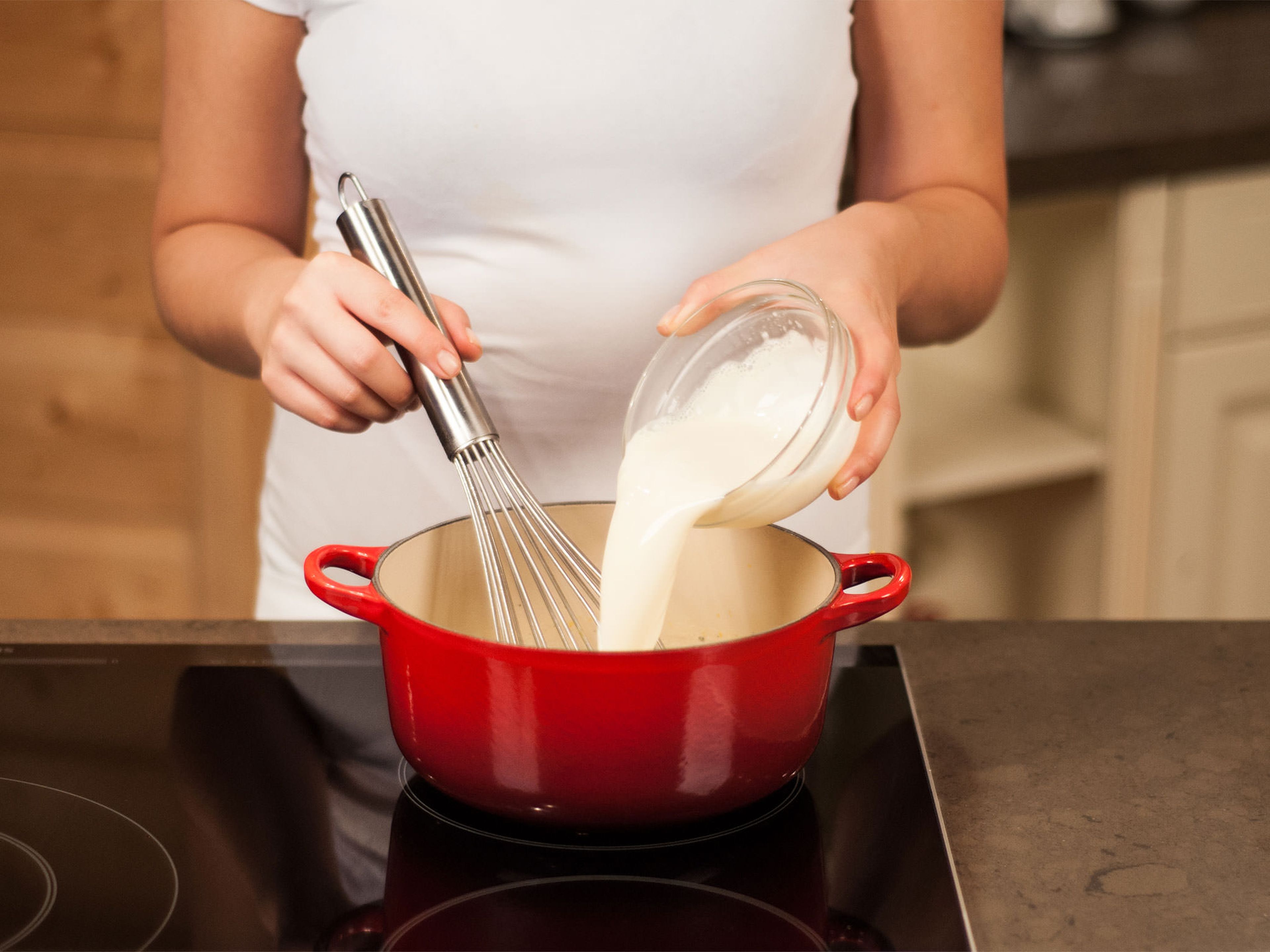 Aufgelöste Stärke mit einem Schneebesen in die Sojamilchmischung rühren. Aufkochen, dabei ständig rühren. Anschließend Pudding in kleine Seviergläser füllen und abkühlen lassen.