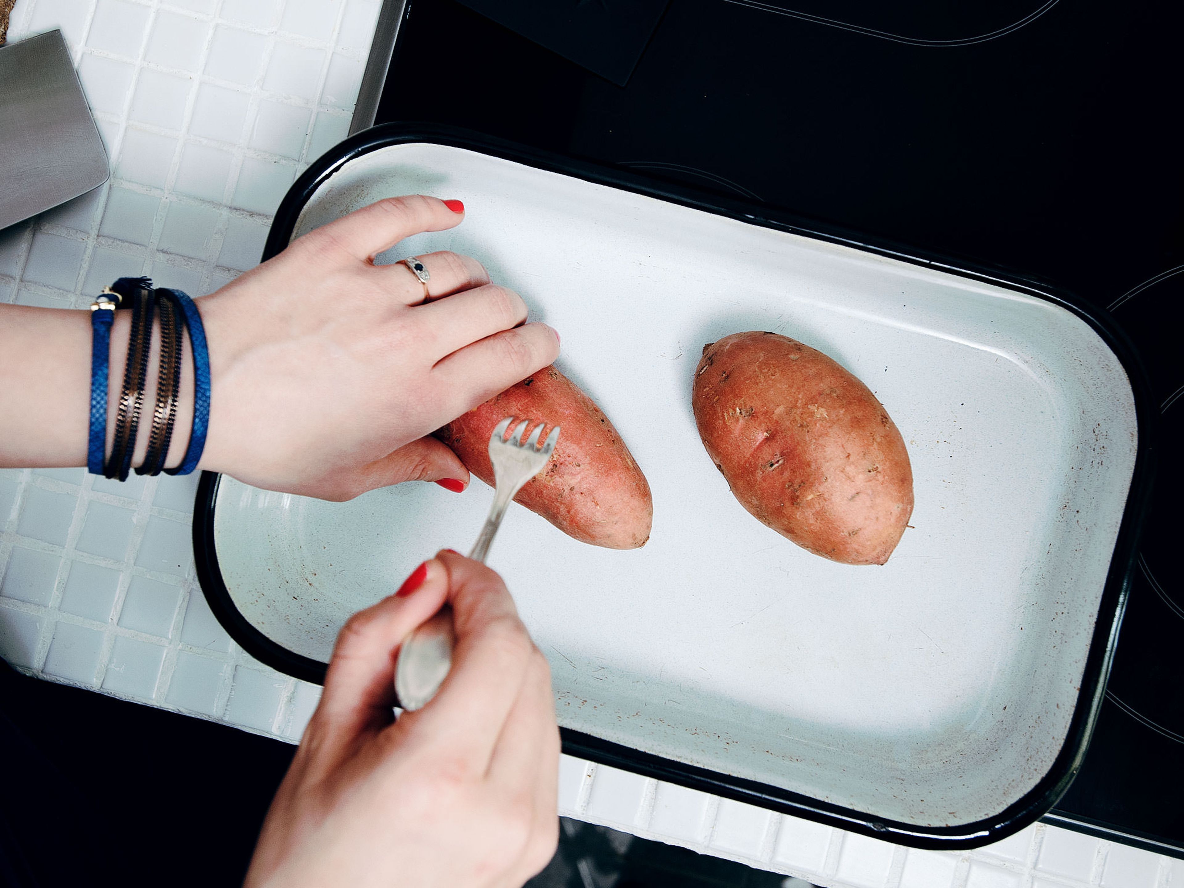 Backofen auf 200°C vorheizen. Süßkartoffeln auf ein Blackblech legen und ca. achtmal mit einer Gabel einstechen. Im Backofen ca. 35 Min. backen.