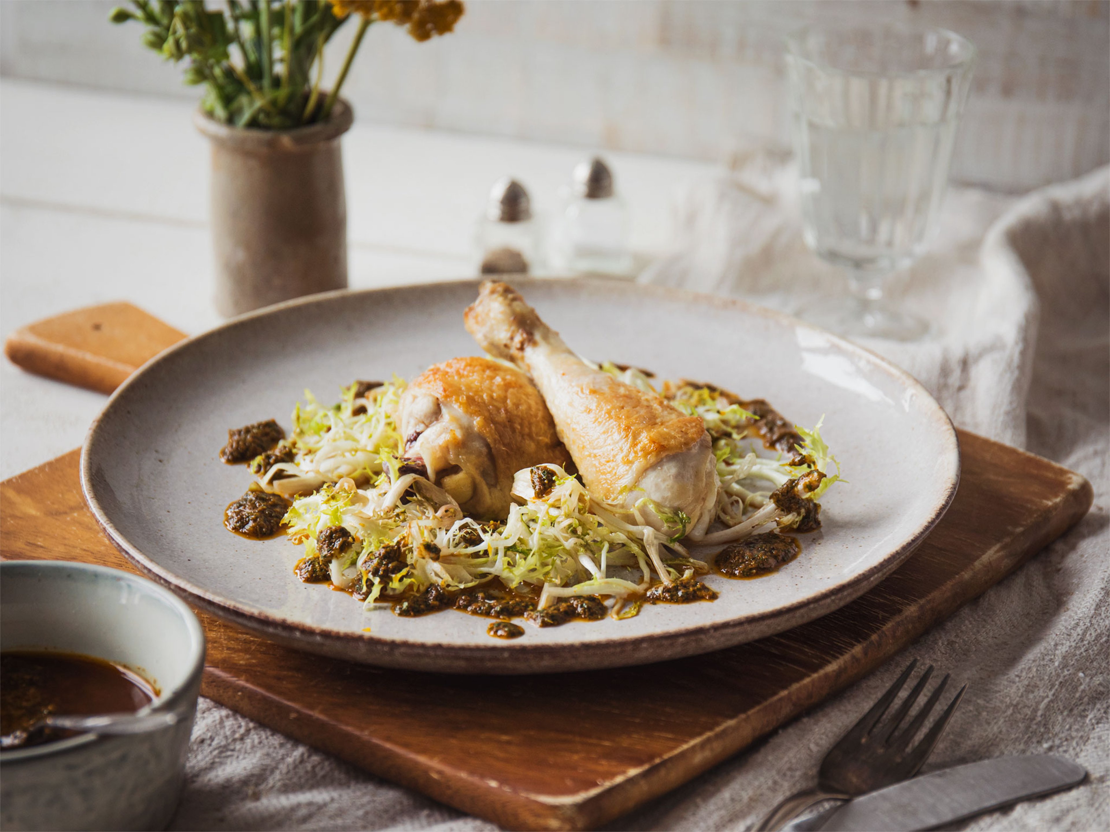 Knuspriges Hähnchen mit nordafrikanischen Sauce und Friseé