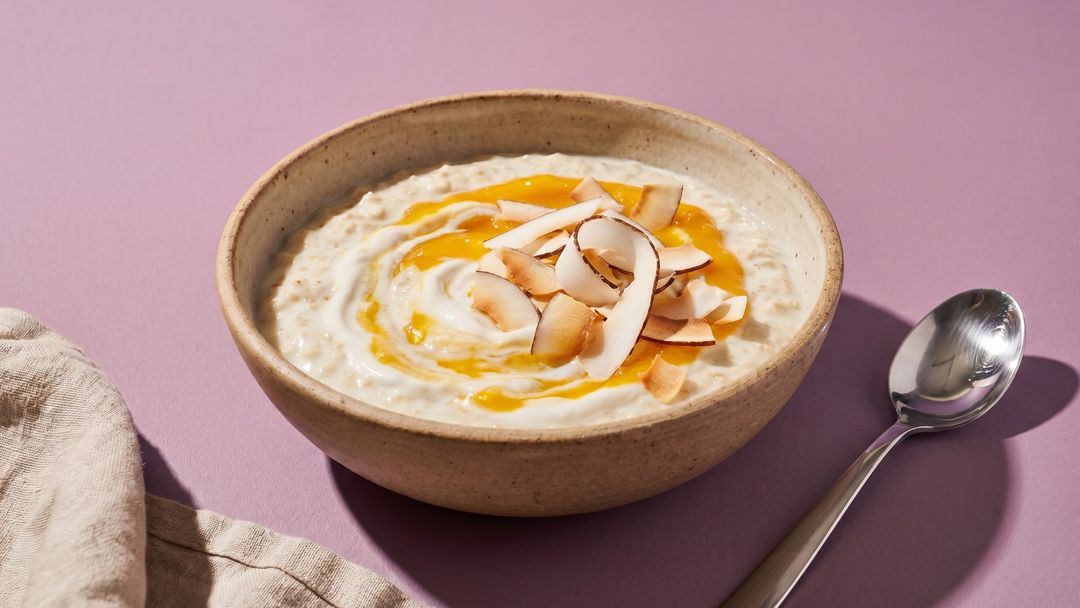 Cremiges White Choc Porridge mit Kokos-Mango-Topping