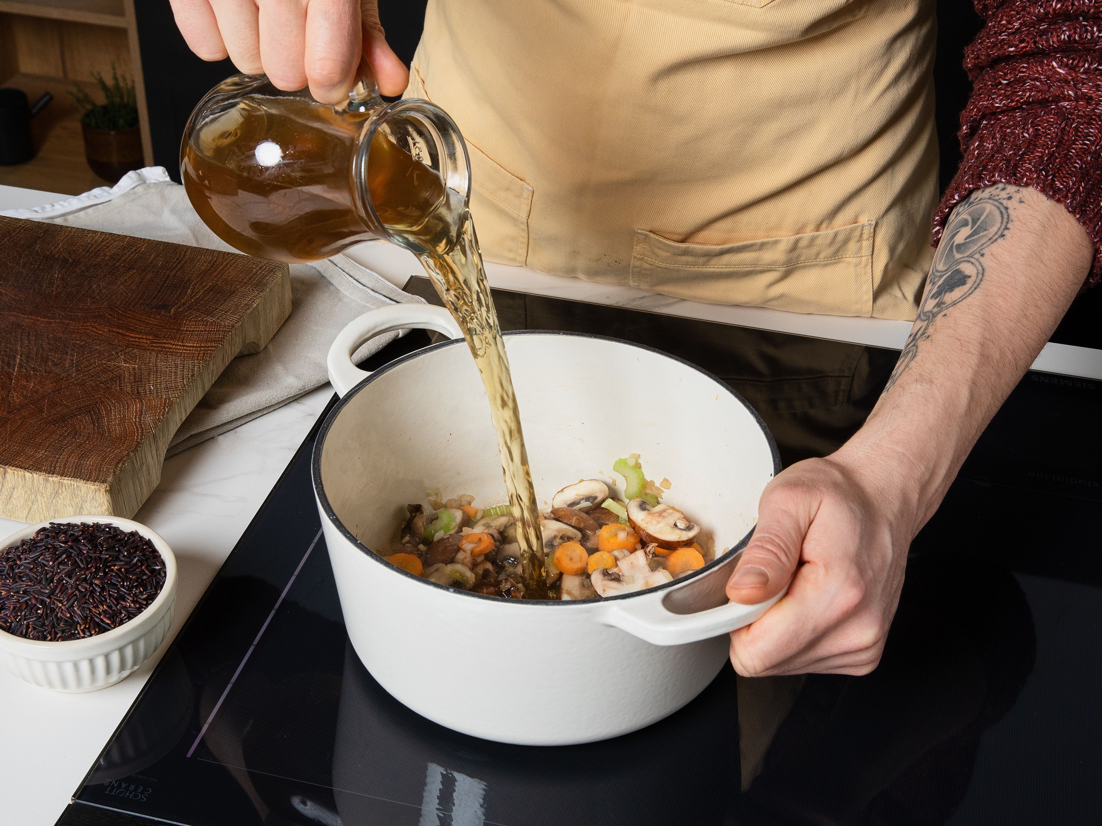 Die Gemüsebrühe hinzufügen. Lorbeerblatt und Cajun-Gewürz hinzufügen und alles gut verrühren. Die Suppe zum Kochen bringen, dann bei mittlerer Hitze ca. 15 Min. sanft köcheln lassen, bis das Gemüse weich ist. In den letzten ca. 5 Min. der Kochzeit Süßkartoffeln zugeben.