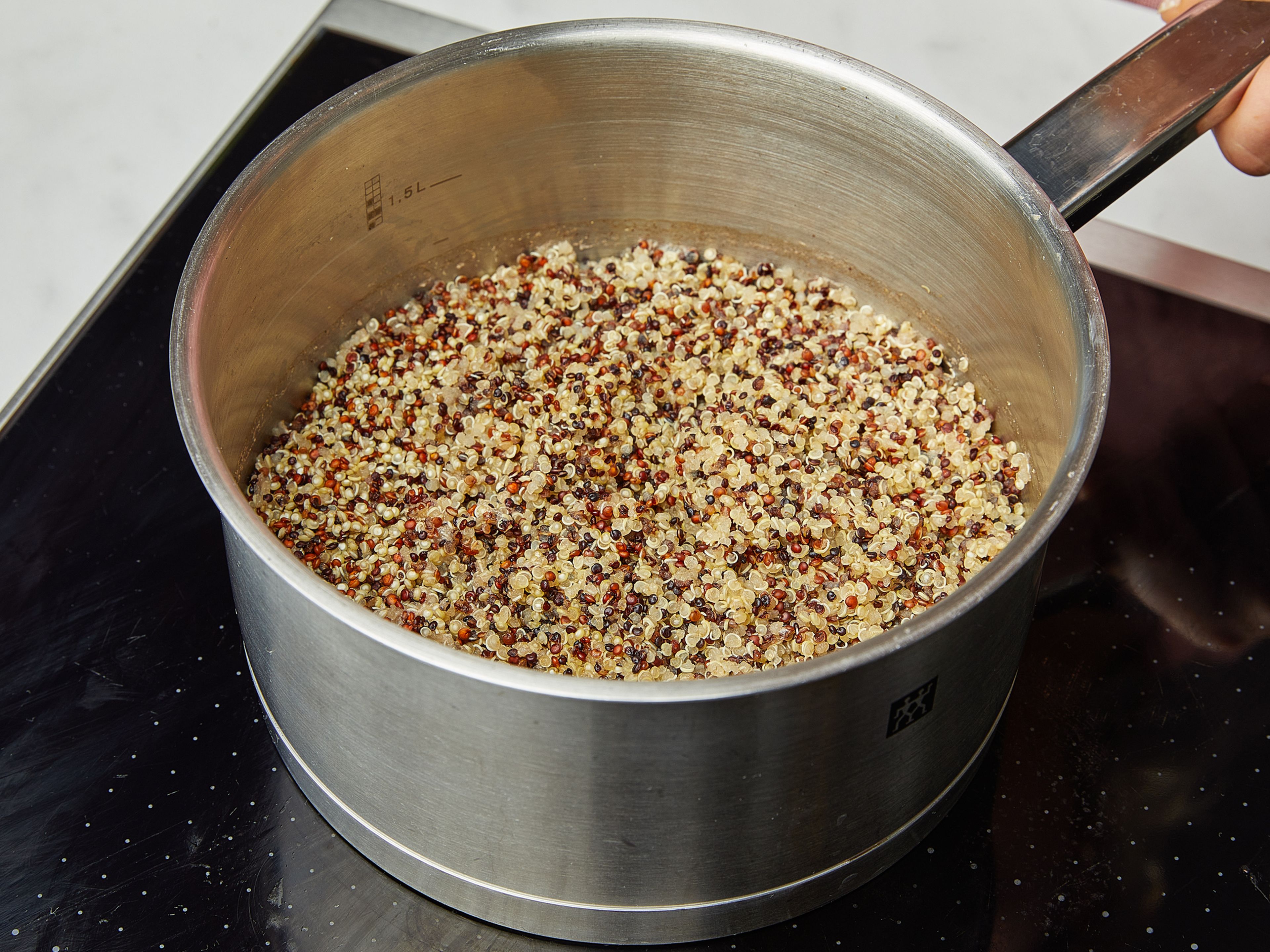 Rinse quinoa thoroughly and drain, cook according to the instructions, i.e. add quinoa to water, season with salt, bring to a boil and turn down the heat, keep at a bare simmer for about 20 min, until the quinoa is cooked and the water is absorbed.
