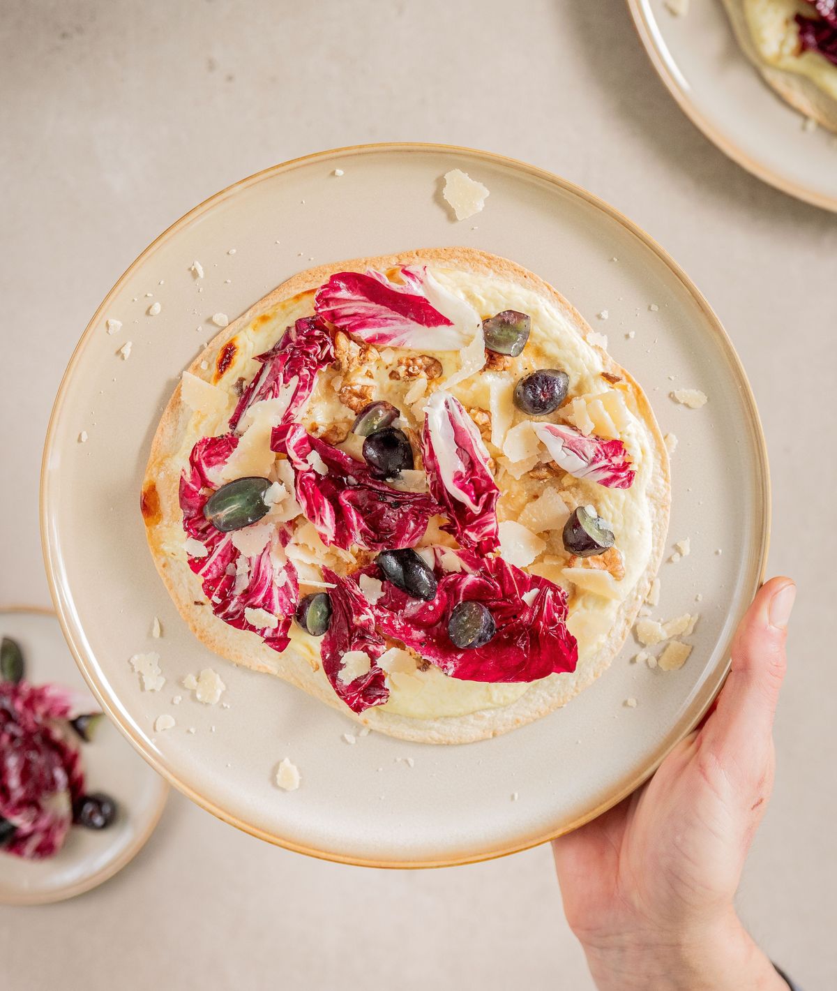 White express pizza with radicchio and grapes | Recipe | Kitchen Stories