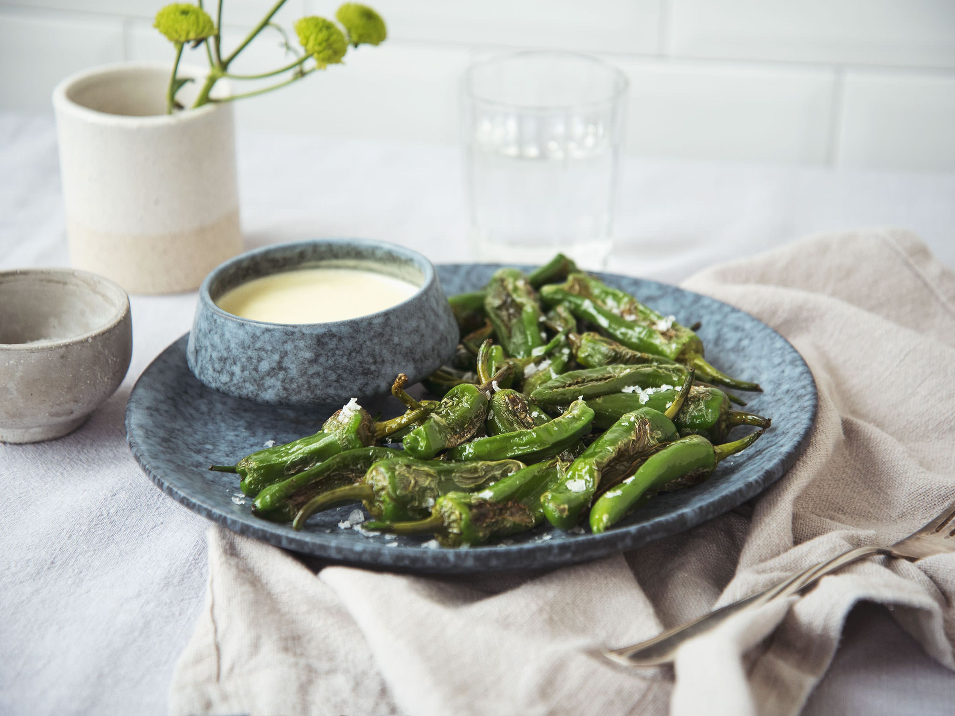 Pimientos de Padrón mit Knoblauch-Dip