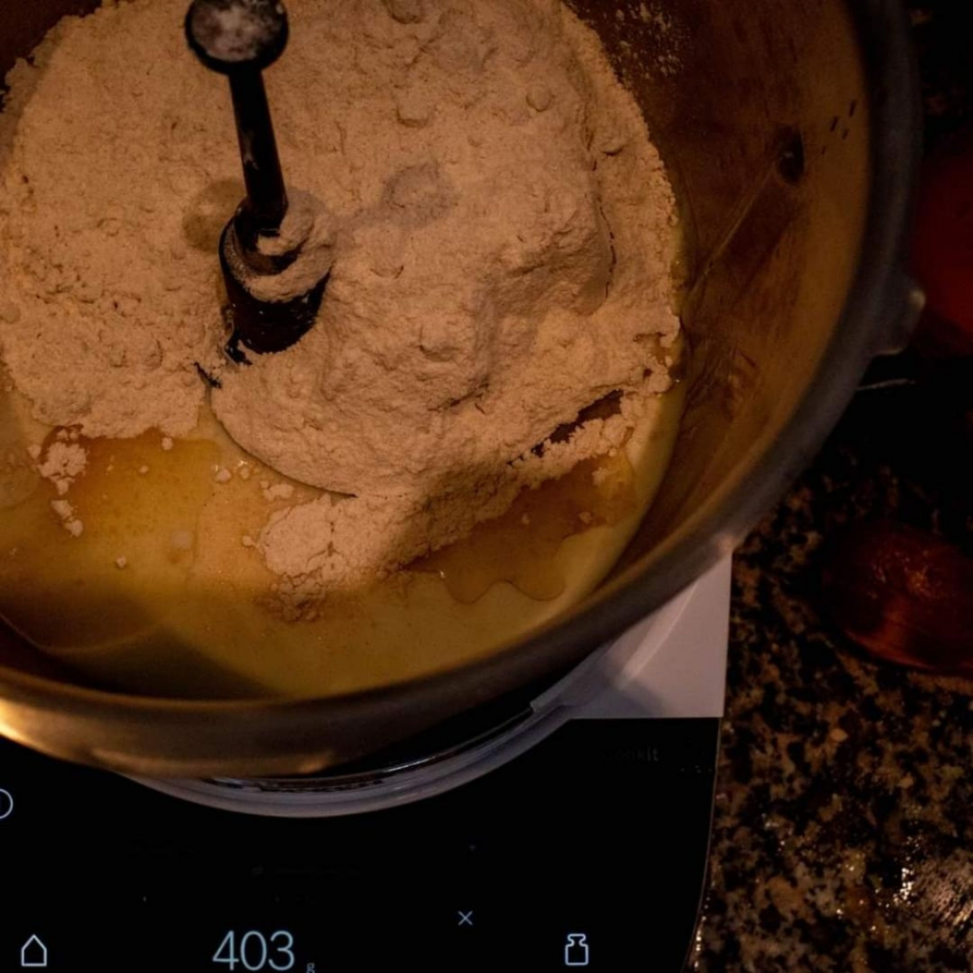 Zuerst den Naanbrot Teig vorbereiten. Universalmesser in den Cookit geben. Alle Zutaten, mit der Buttermilch zuerst, einwiegen. Danach das Programm für schwere Teige durchführen. Teig ist eher weich, zieht aber nach. Universalmesser entfernen, Deckel schließen. Das Programm " Teig gehen lassen" durchführen.
