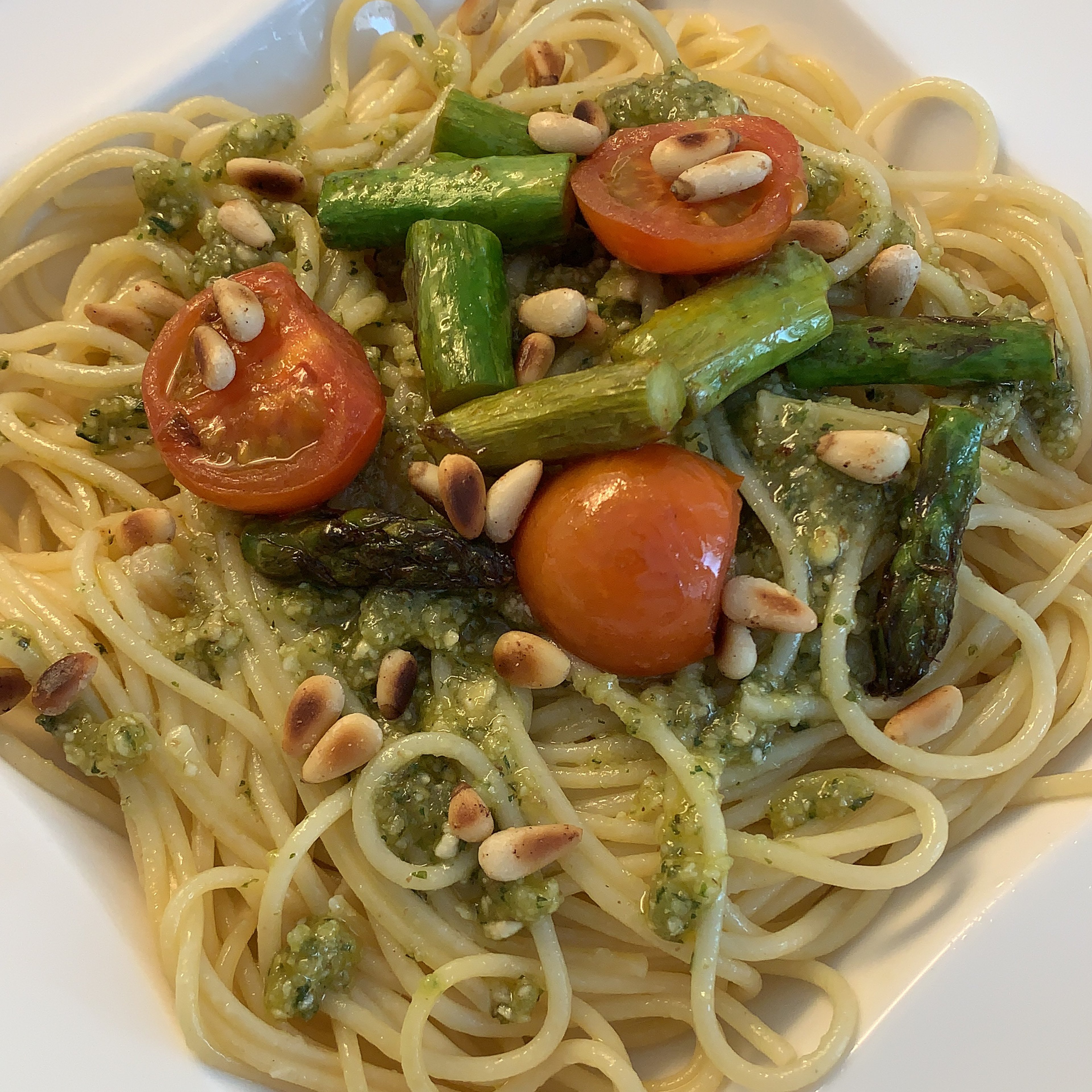 Spaghetti mit Basilikum-Nuss-Pesto und grünem Spargel