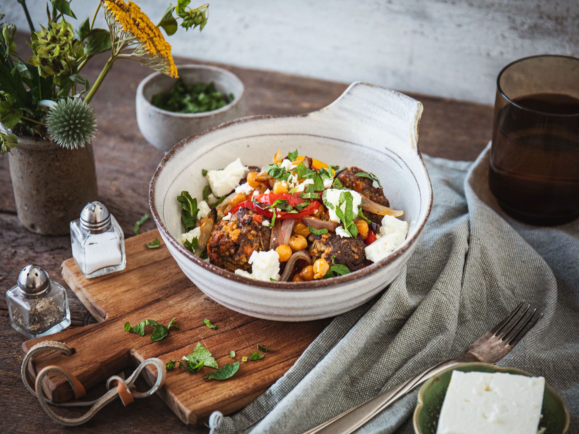 Hackbällchen mit buntem Gemüse und Feta vom Blech | Rezept | Kitchen ...