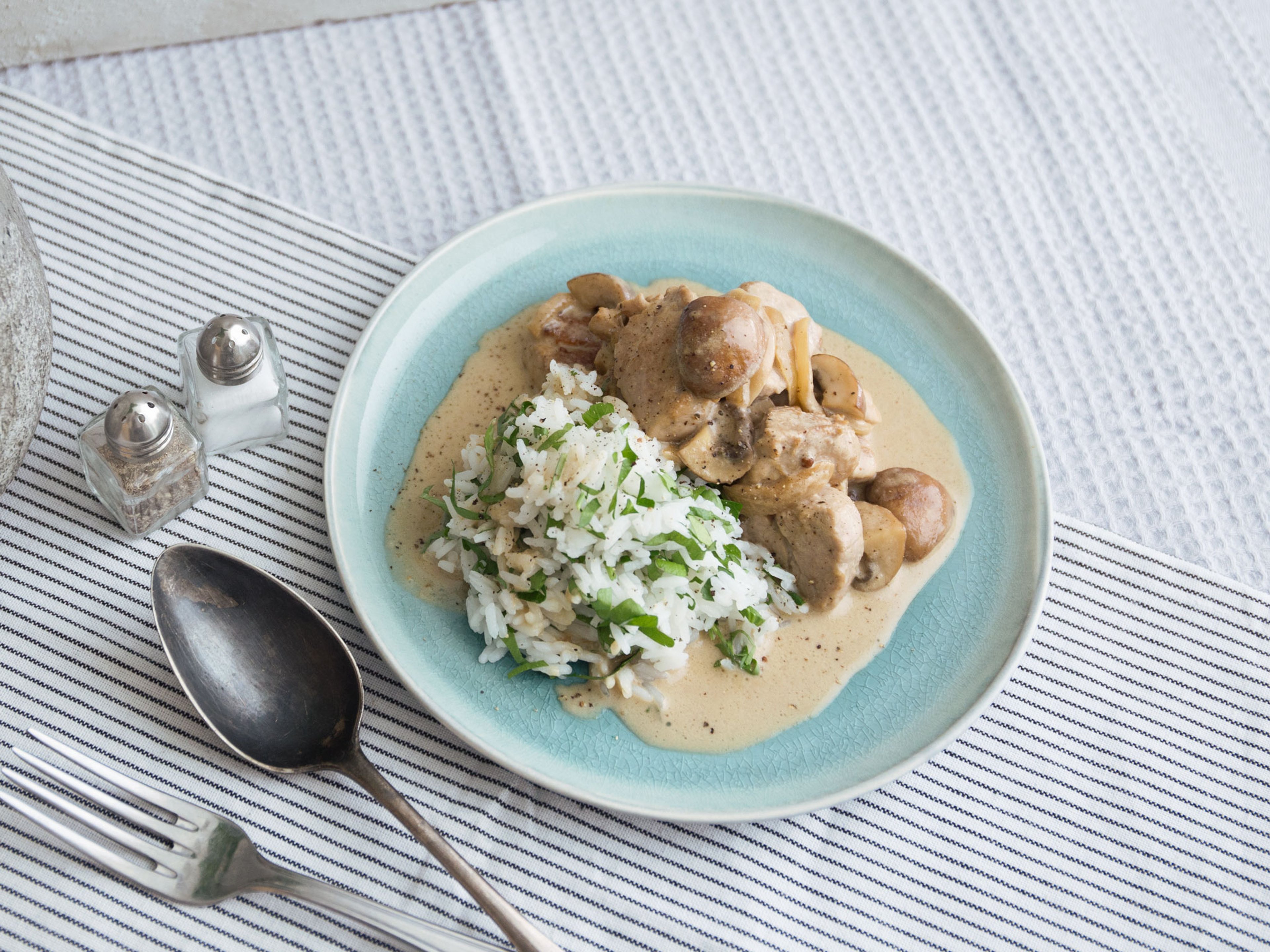 Schweinegeschnetzeltes in Rahmsoße mit Reis